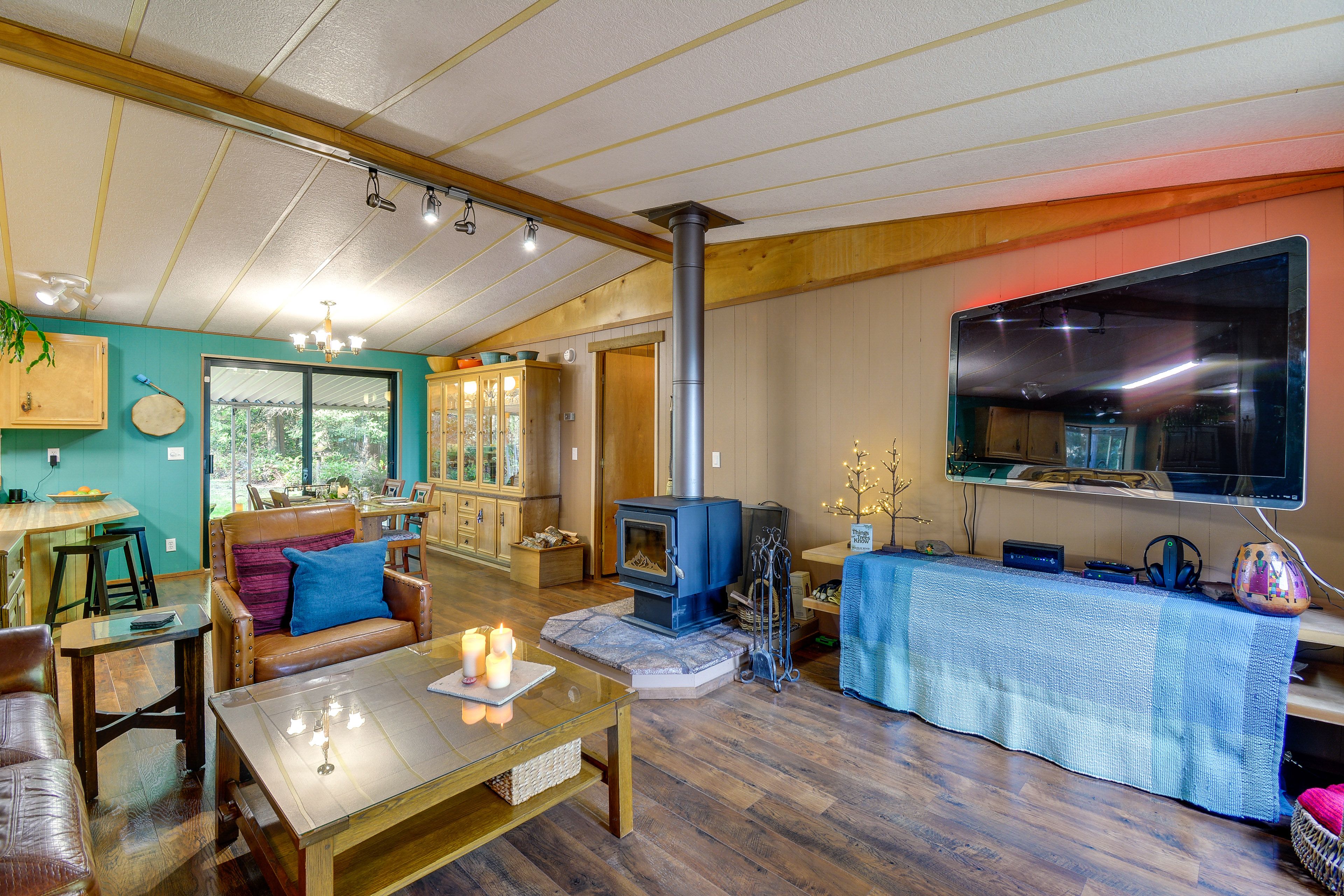 Living Room | Free WiFi | No A/C | Electric Heating | Pet Friendly w/ Fee