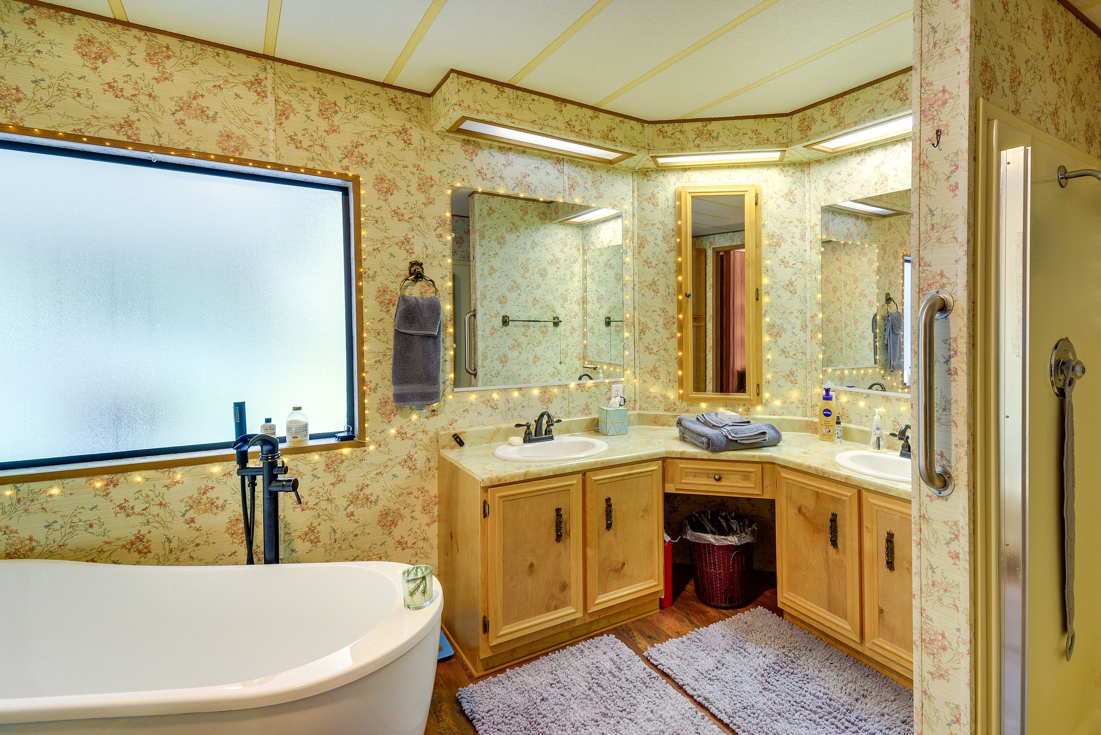 En-Suite Bathroom | Towels Provided | Complimentary Toiletries