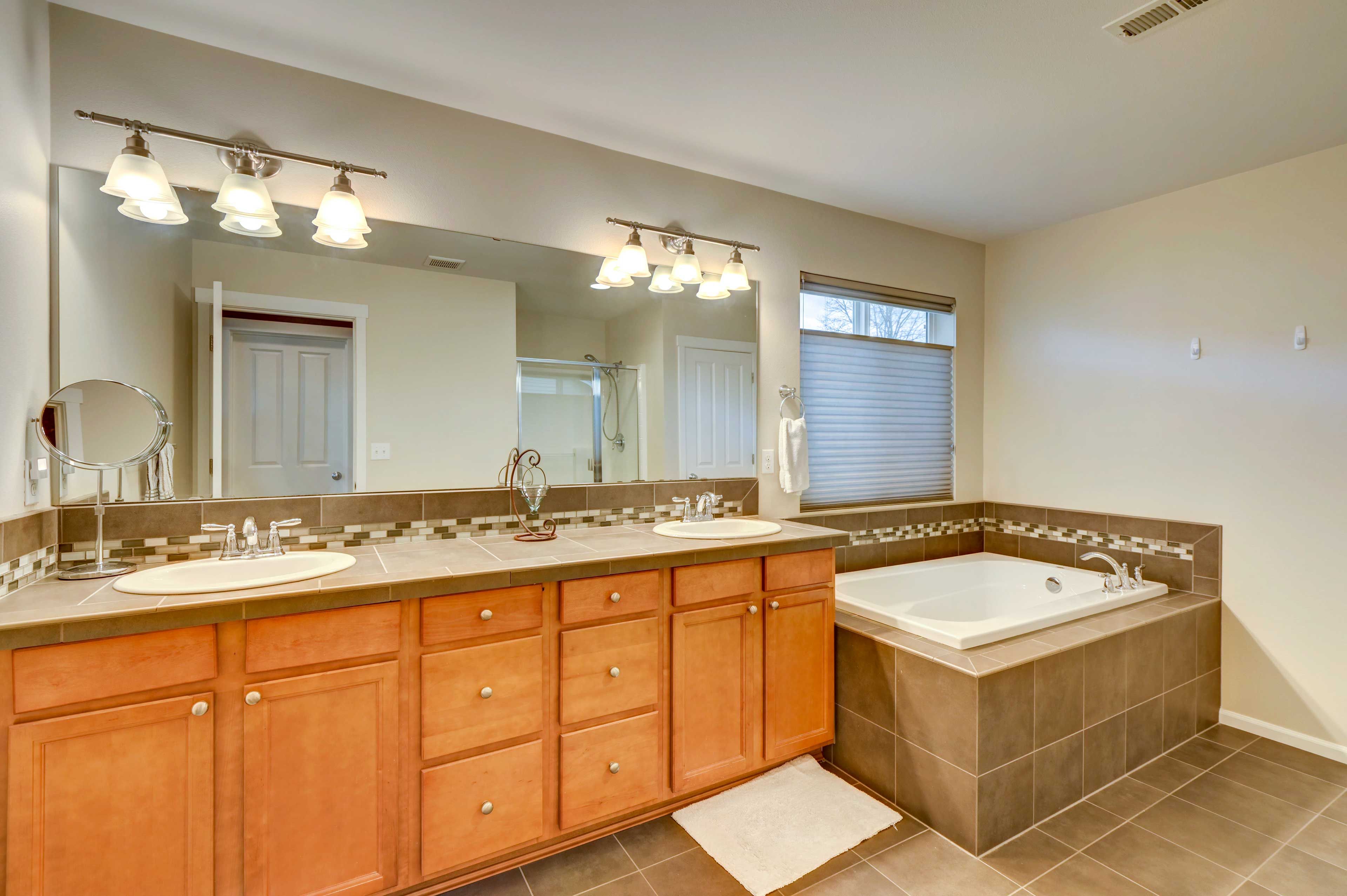 Full Bathroom | 2nd Floor | Complimentary Toiletries