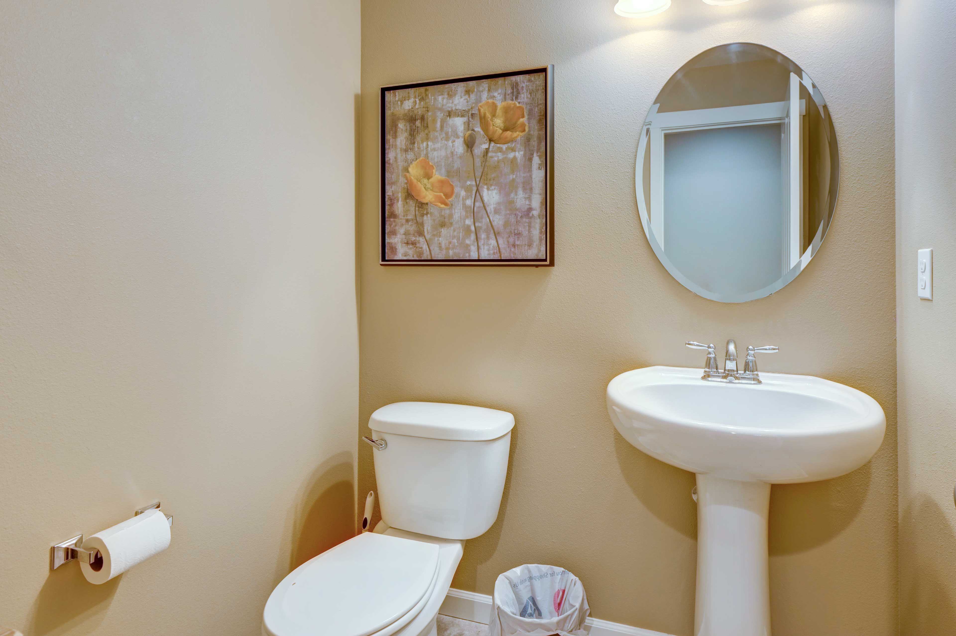 Half Bathroom | 1st Floor | Towels Provided