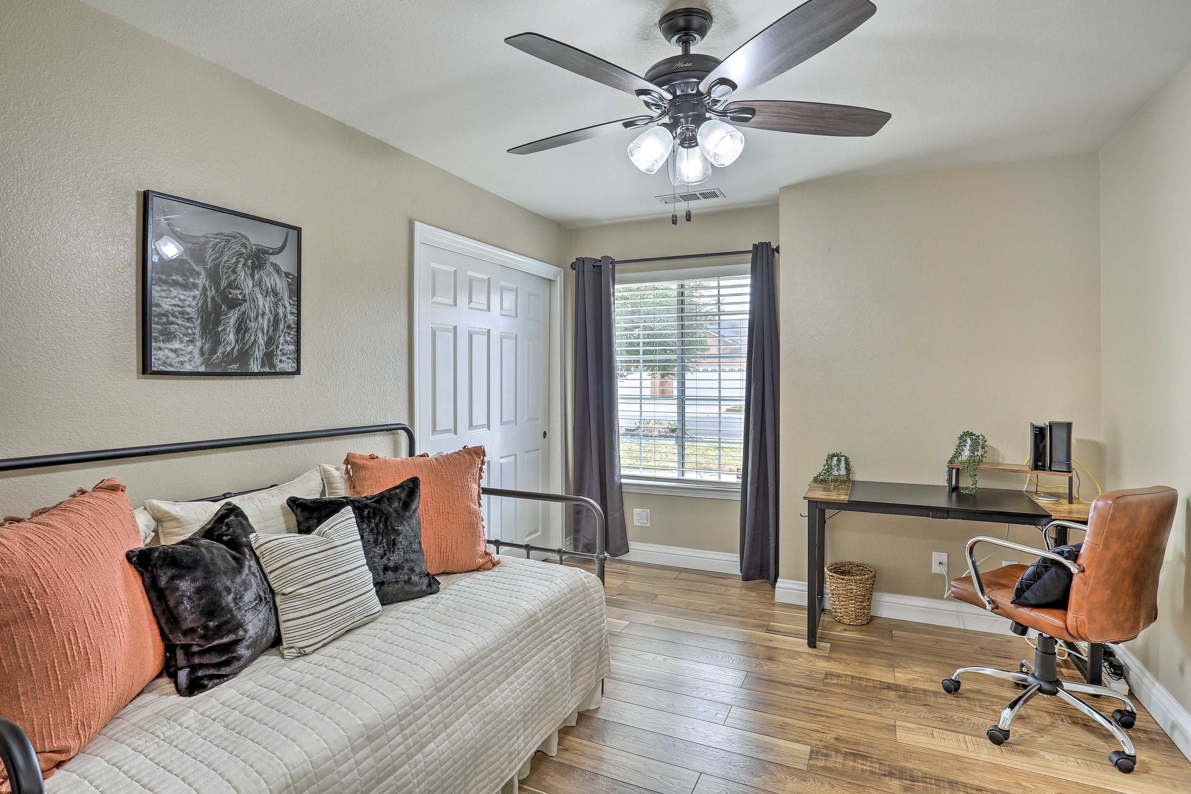 Bedroom 4 | Twin Daybed w/ Pull-Out Twin Trundle
