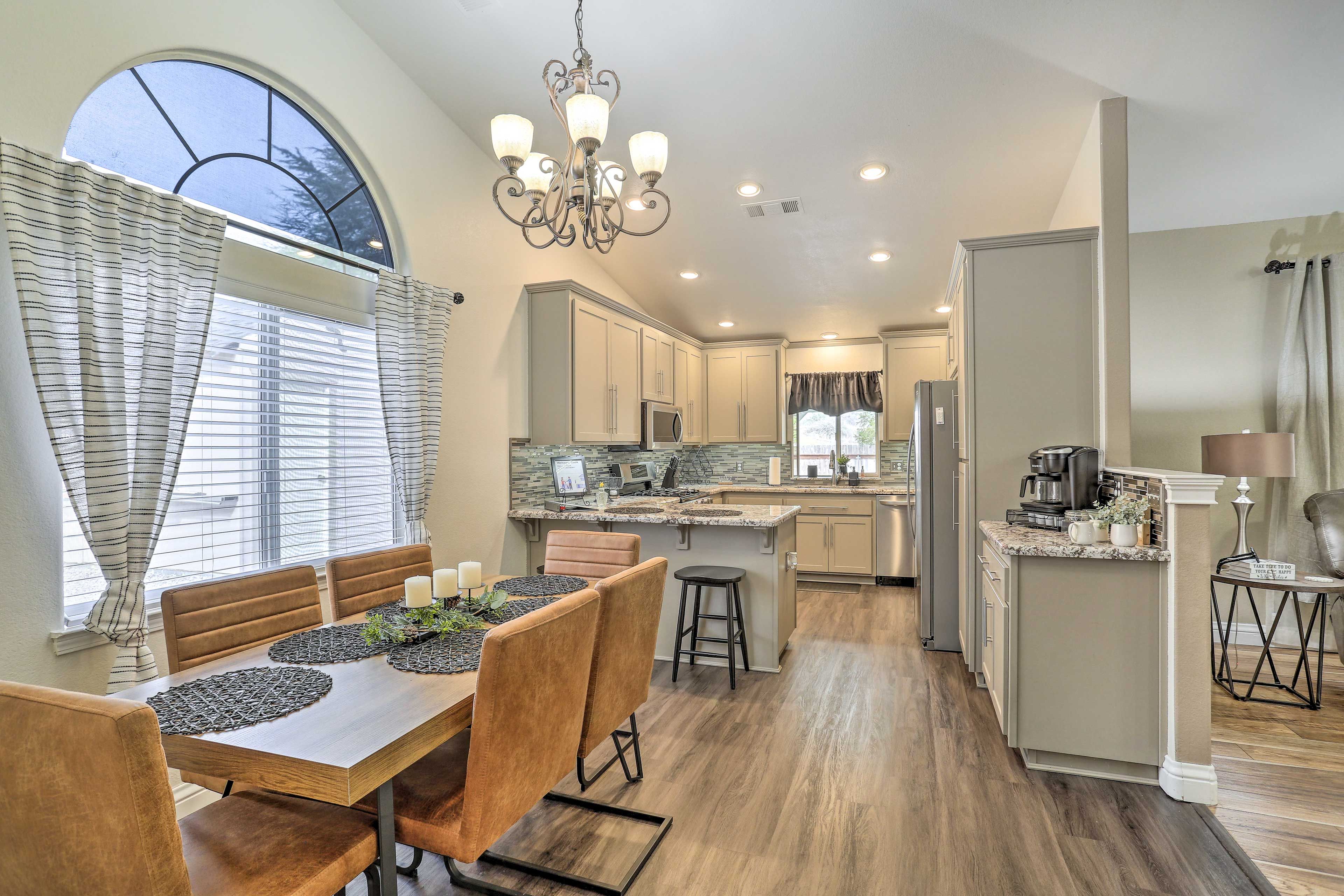 Dining Area | Dishware & Flatware Provided
