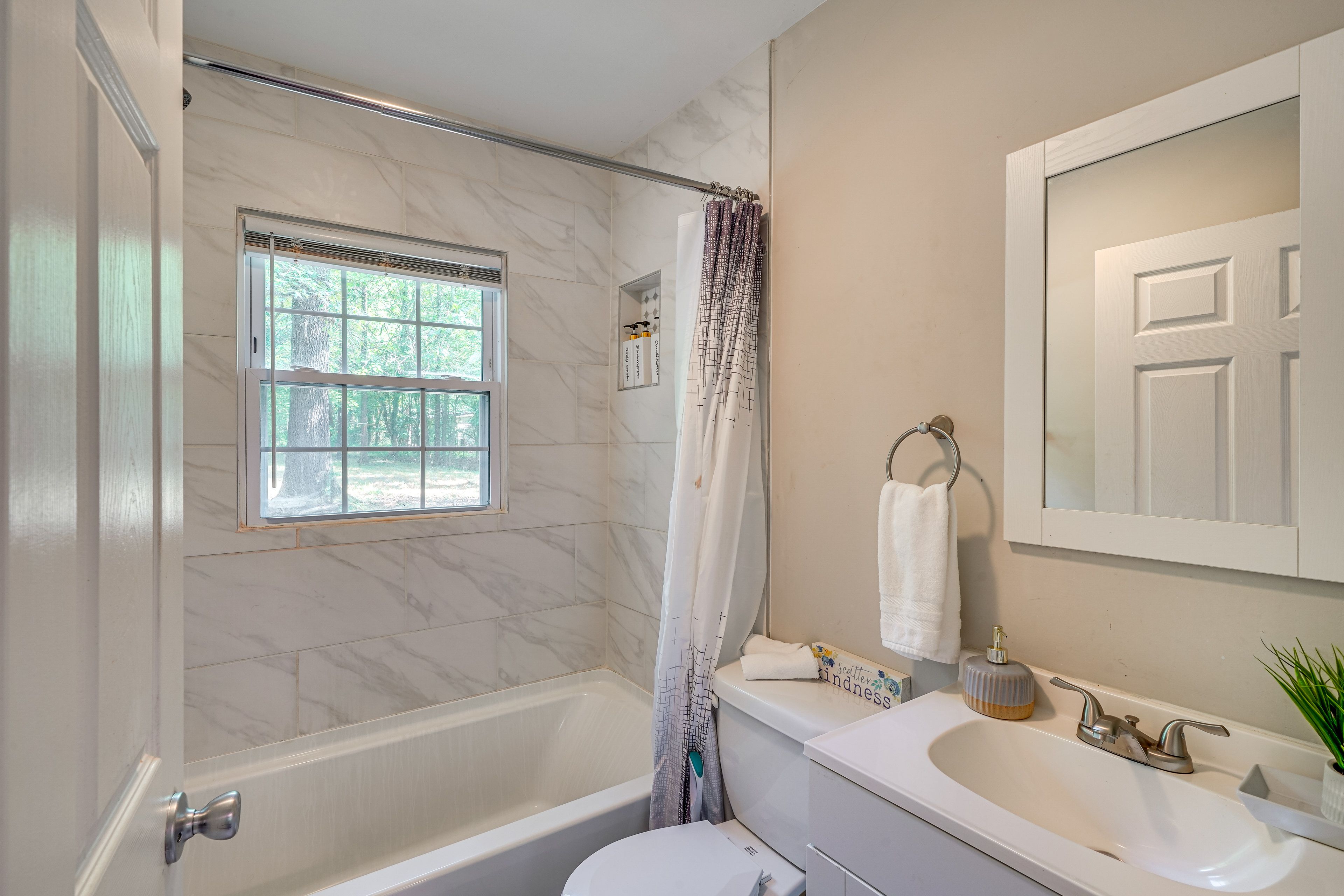 Full Bathroom | Towels Provided