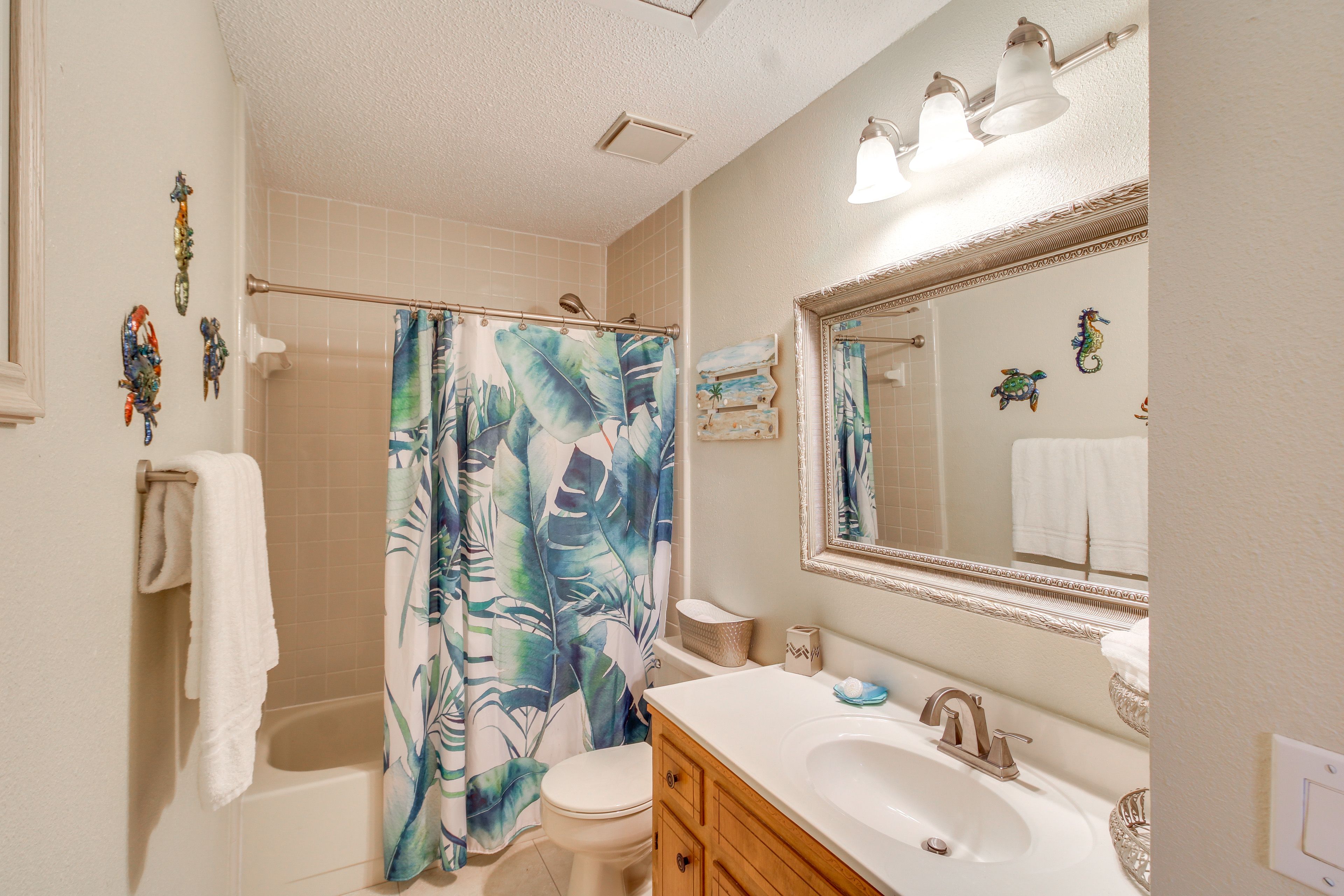 En-Suite Bathroom | 2nd Floor | Towels Provided