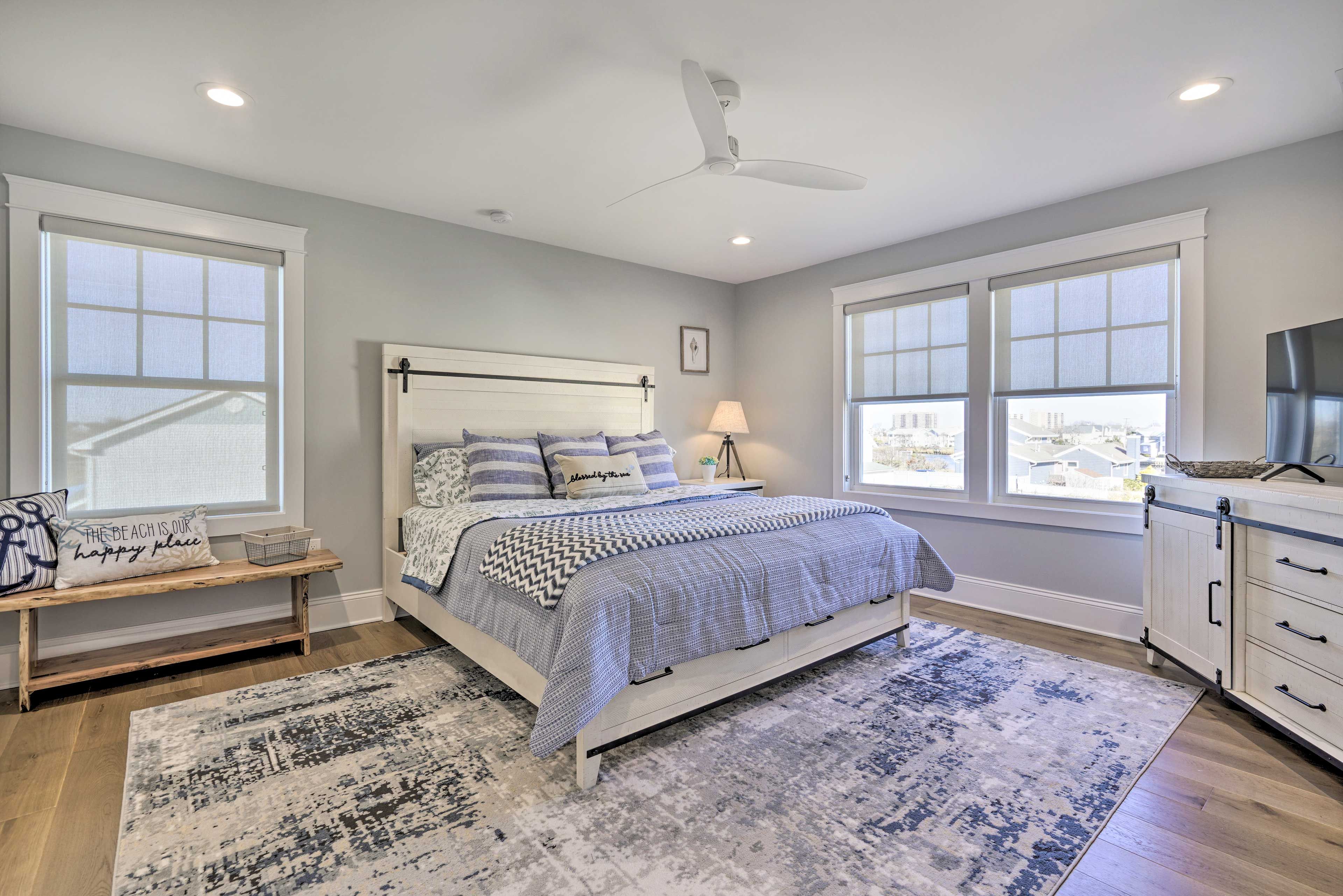 Bedroom 1 | King Bed | Smart TV | En-Suite Bathroom