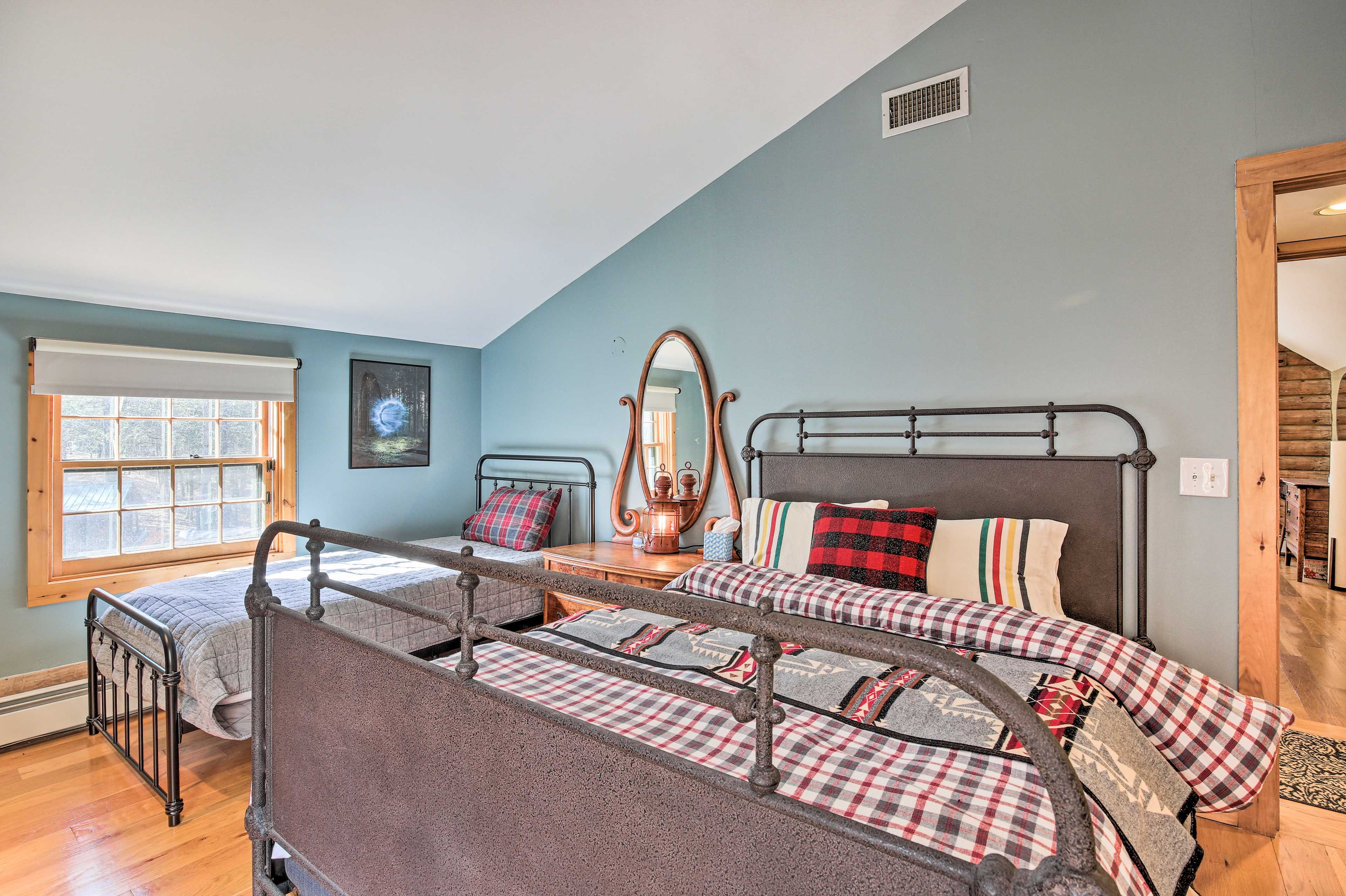 Bedroom 4 | Queen Bed | Twin Bed | Additional Sleeping | 2 Twin Captain Beds
