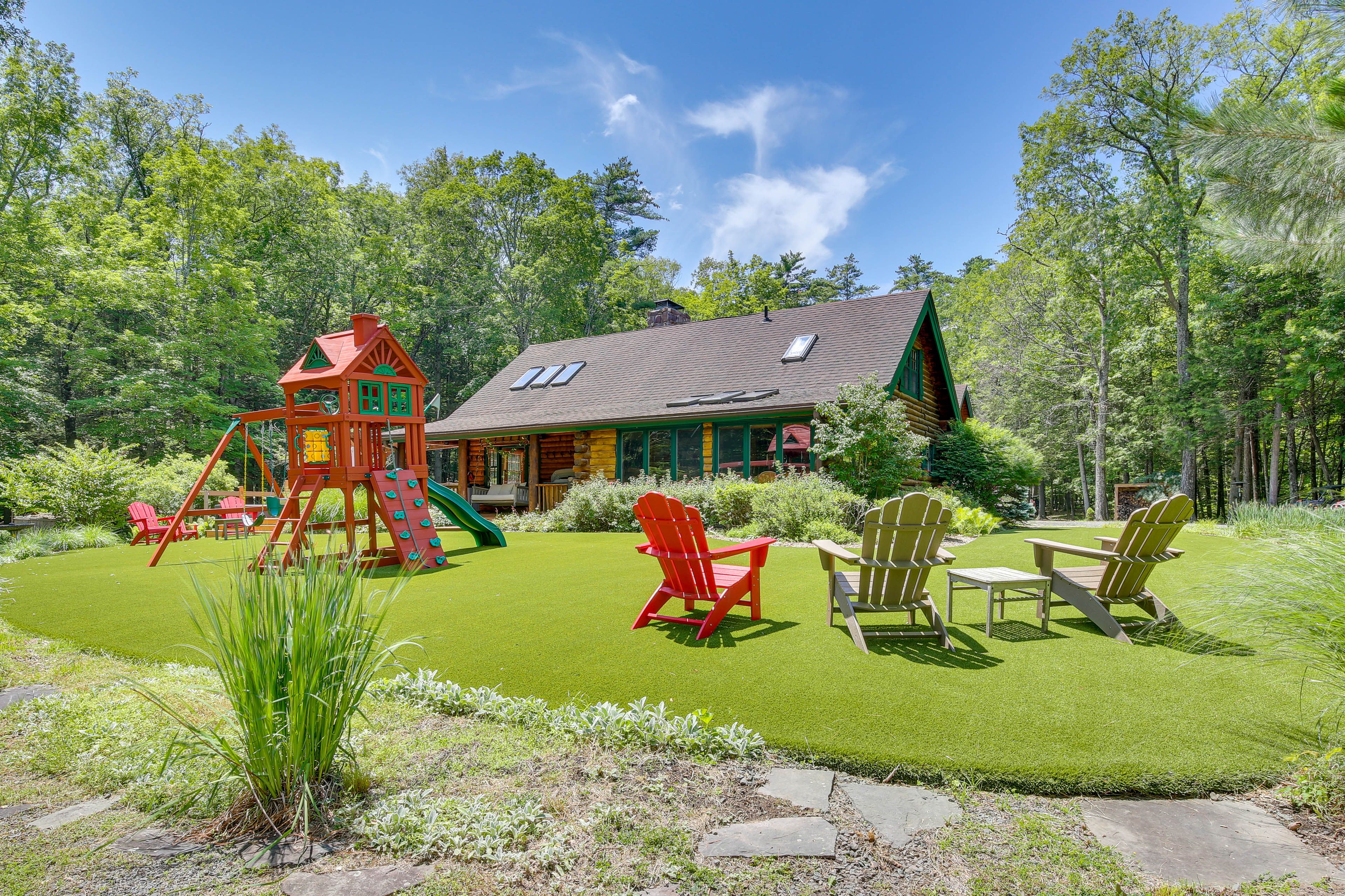 Backyard | Family-Friendly Entertainment Setting
