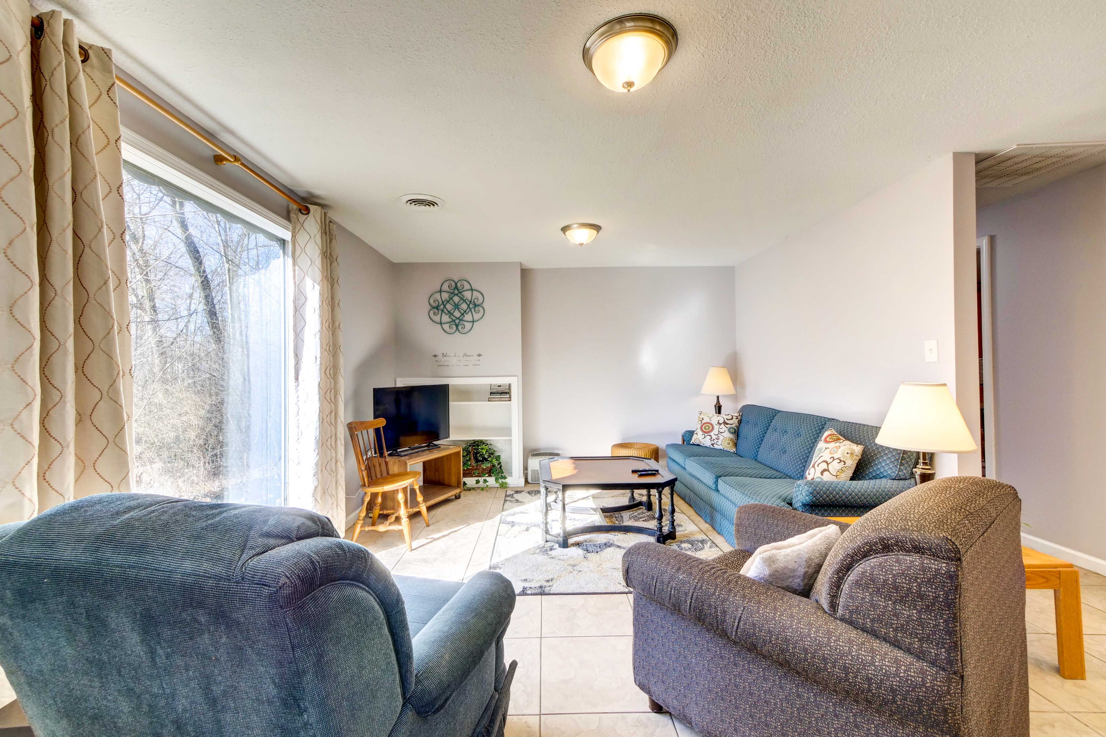 Living Room | Flat-Screen TV | Free WiFi