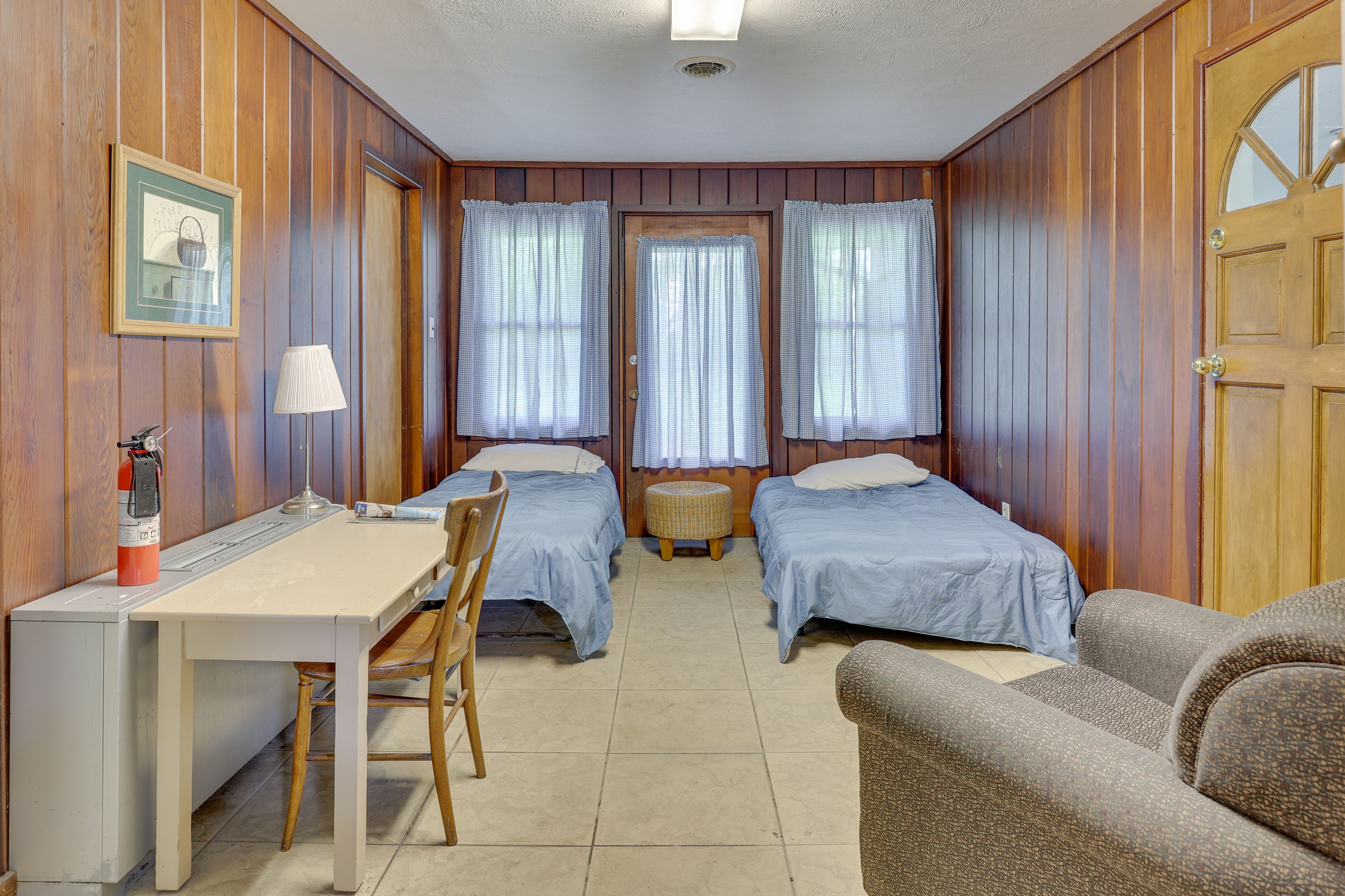 Bedroom 3 | 2 Twin Beds | Desk Workspace