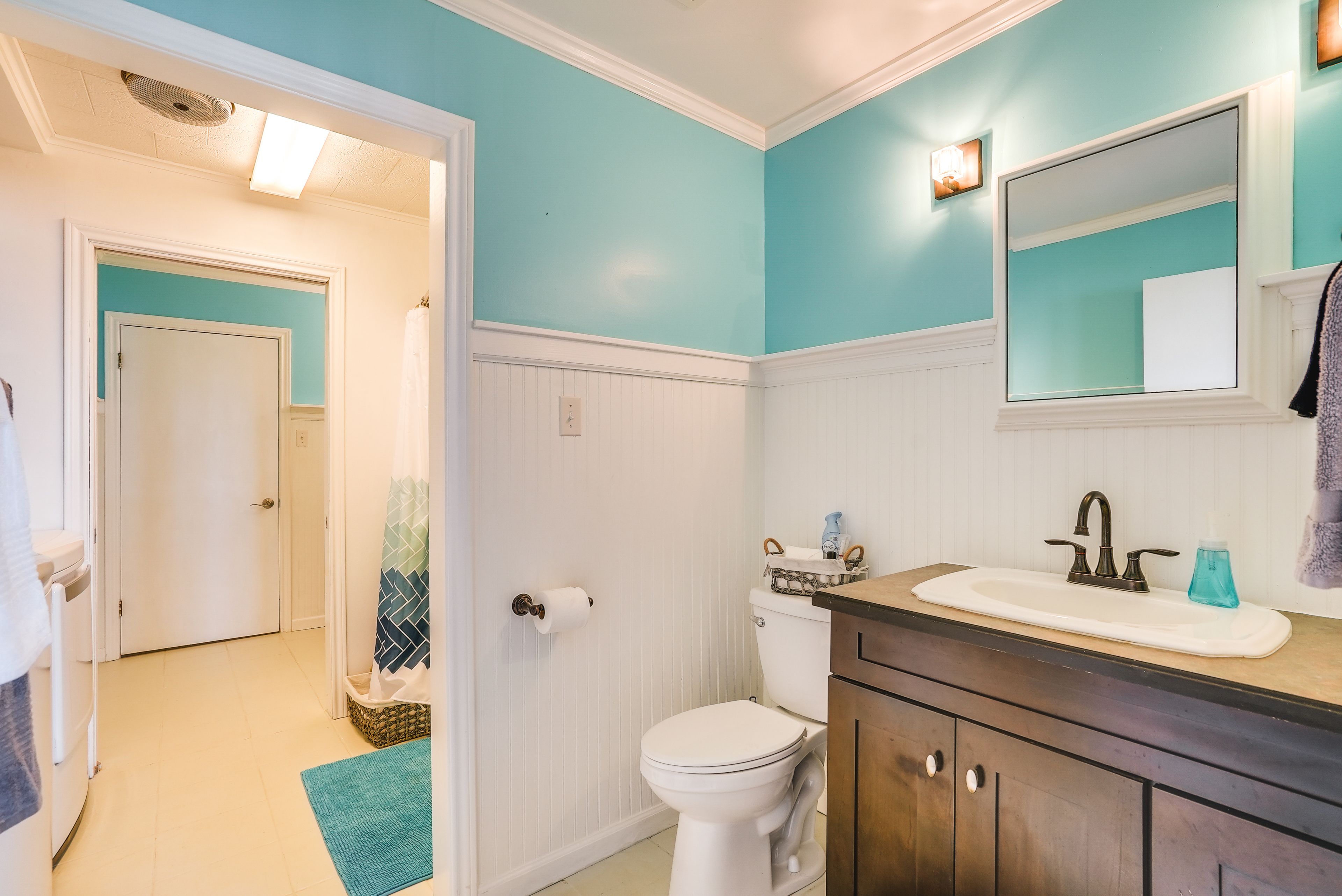 Full Bathroom | Towels | Hair Dryer