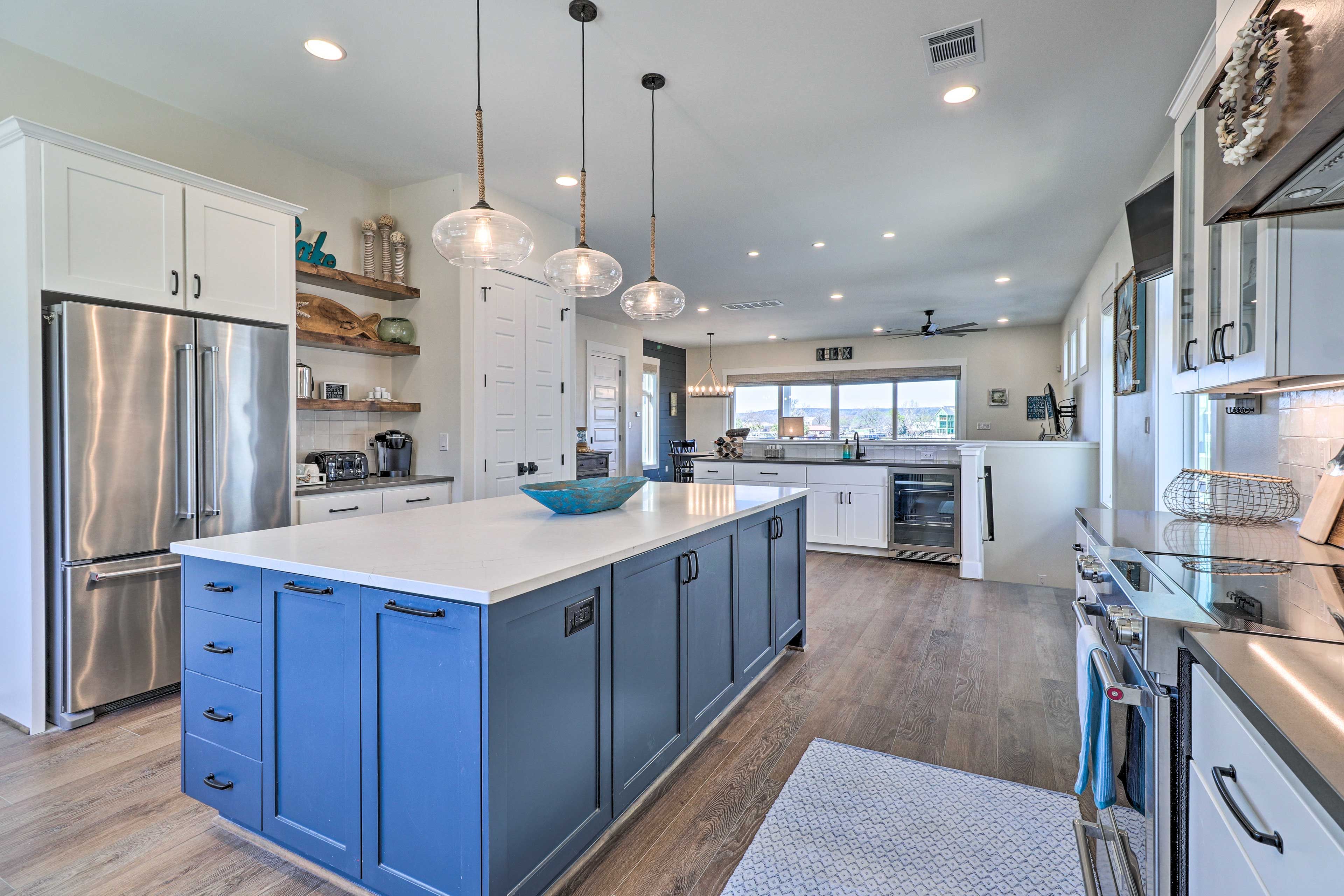 Kitchen | Trash Bags & Paper Towels Provided | Complimentary Spices