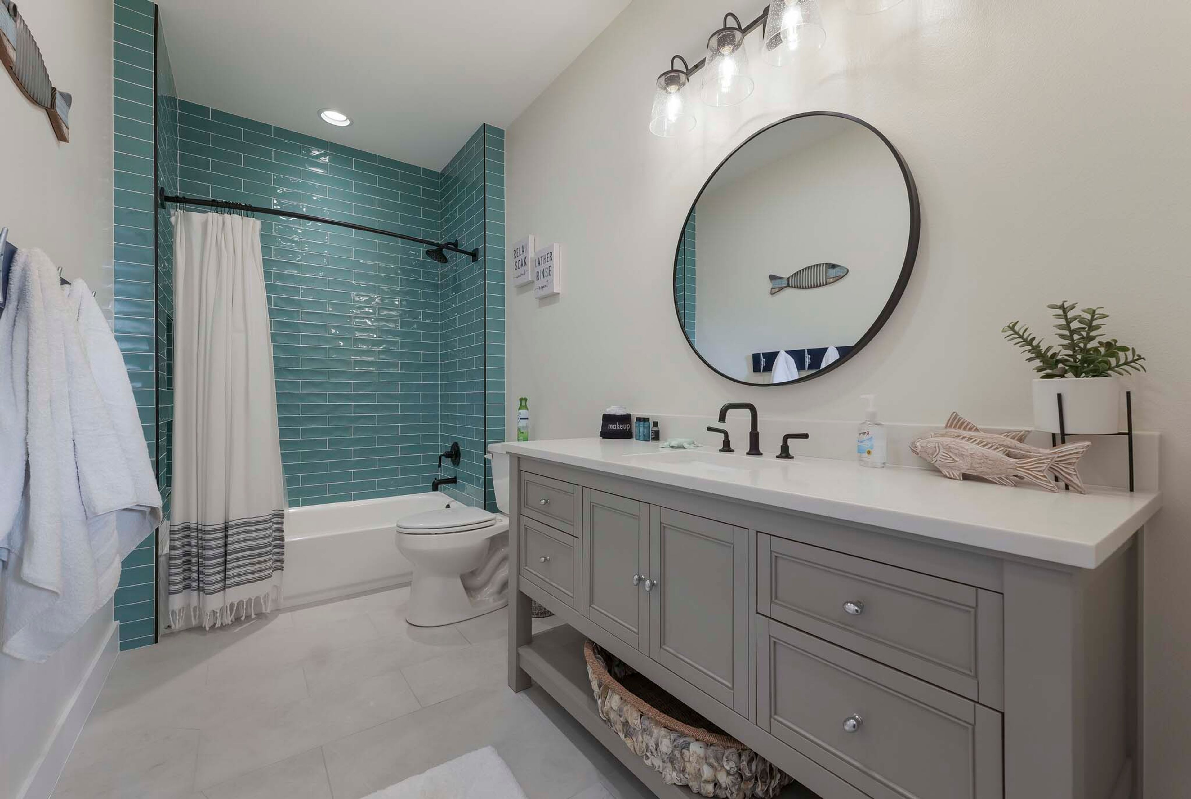 Full Bathroom | Complimentary Toiletries | 2nd Floor