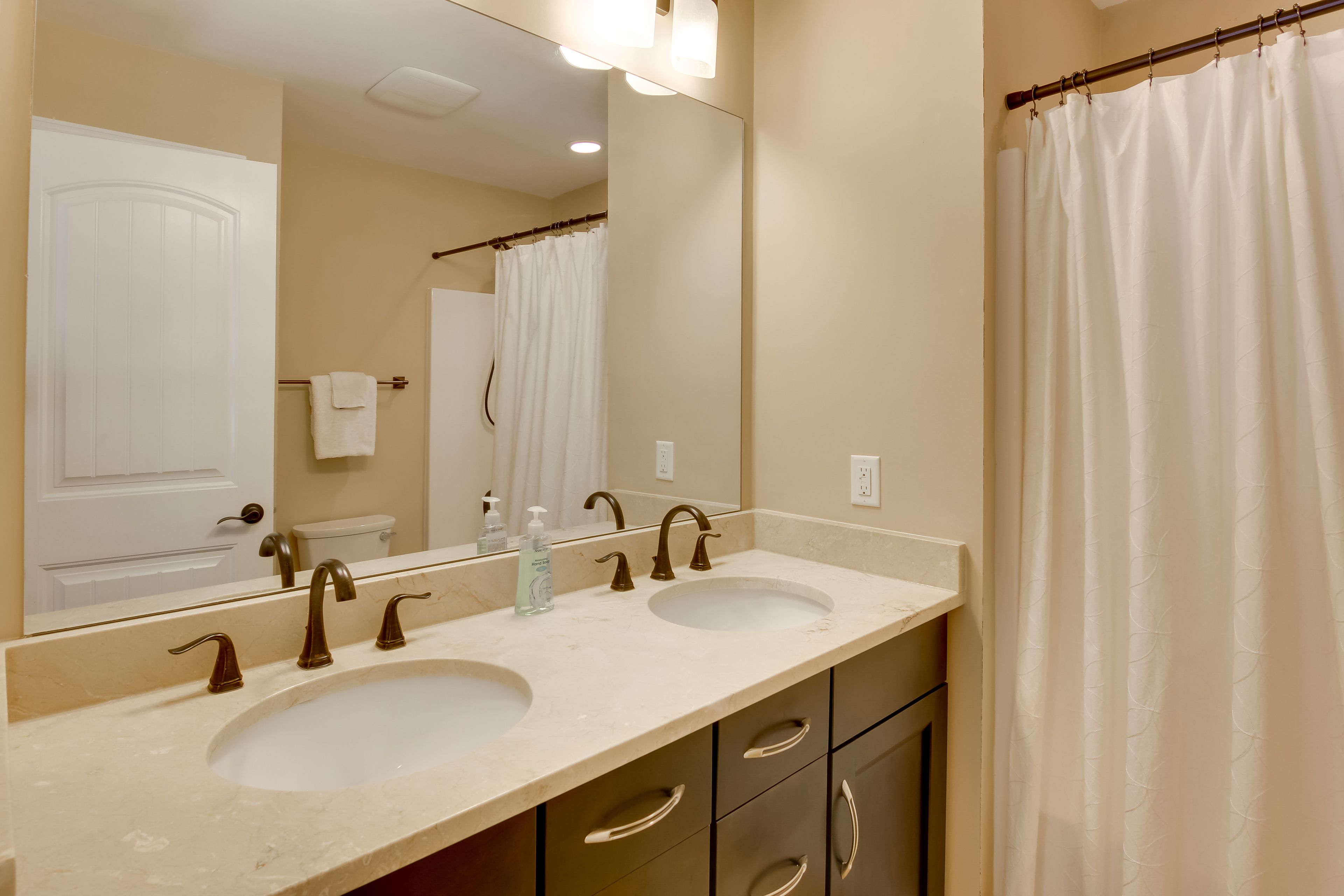 Full Bathroom | Towels Provided