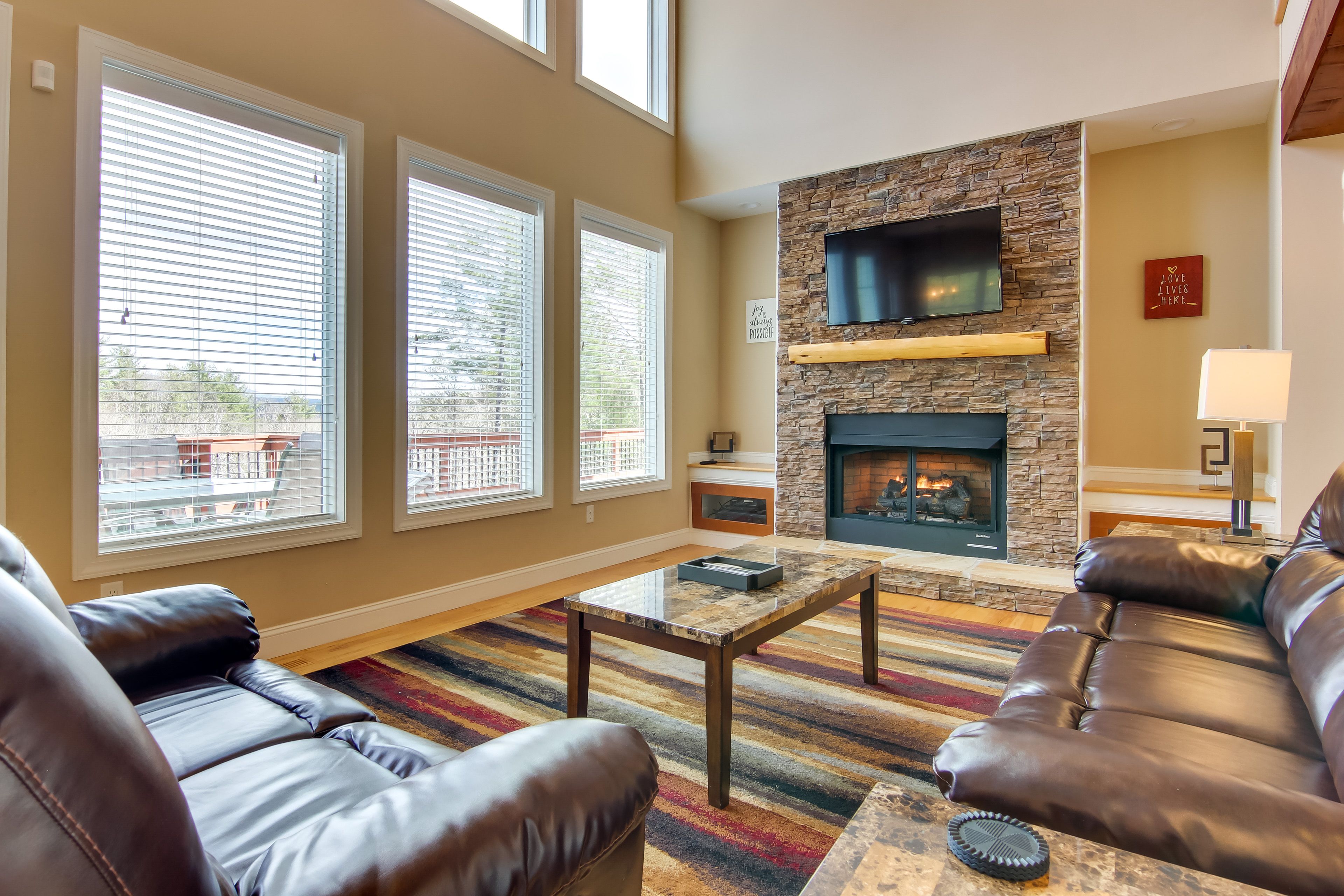 Living Area | Central A/C | Free WiFi | Smart TV | Fireplace
