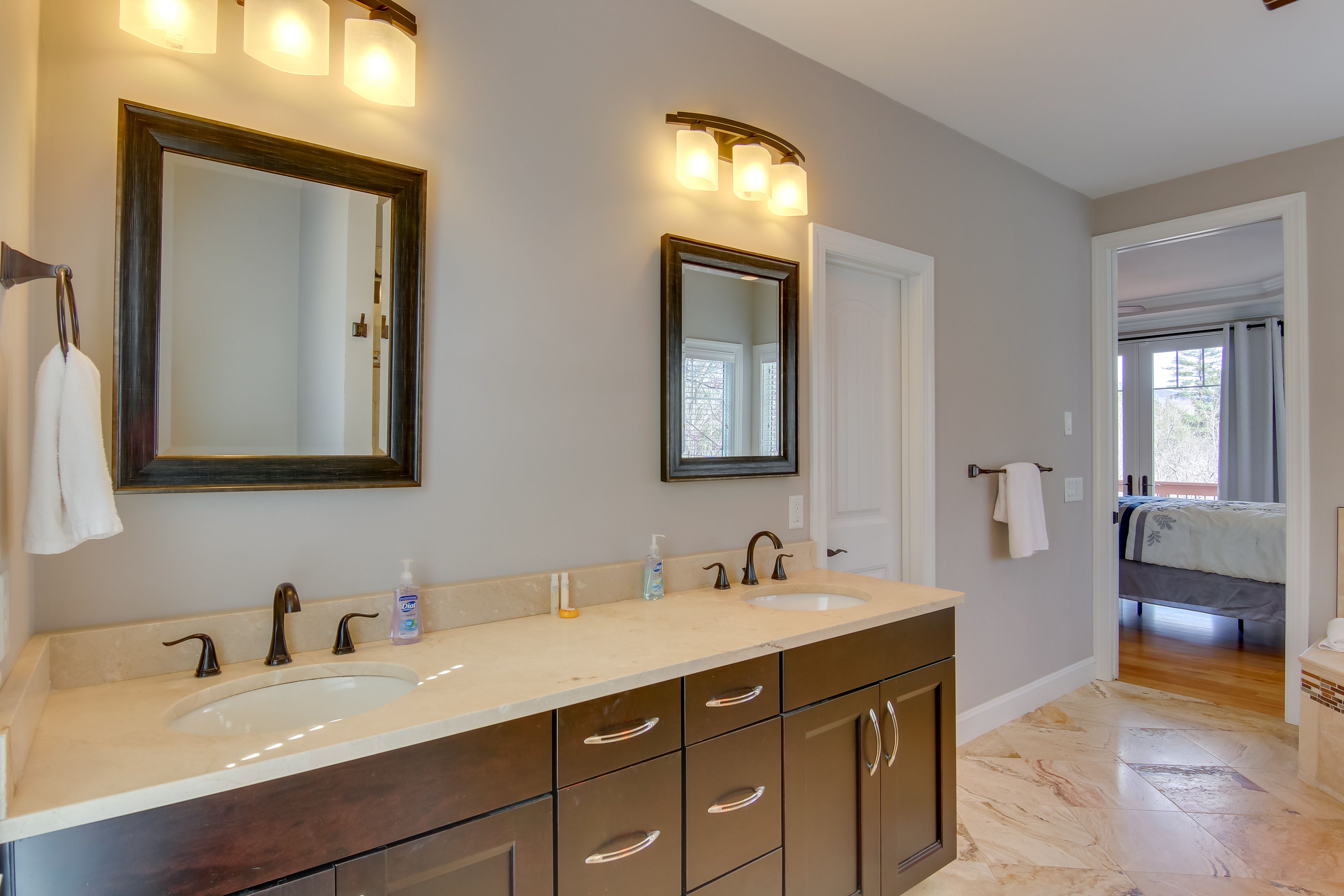 En-Suite Bathroom | Jetted Tub | Complimentary Toiletries