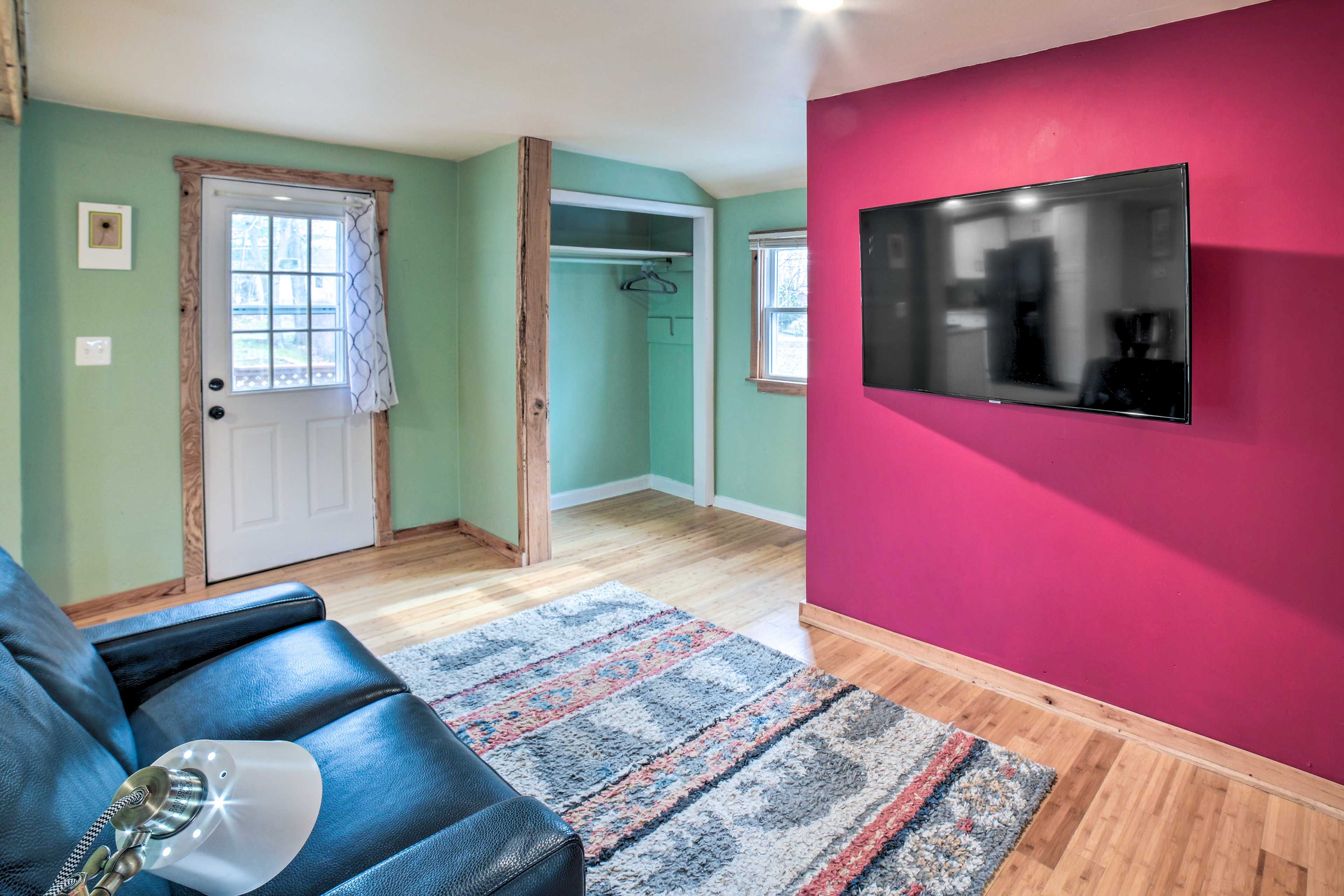 Living Room | Smart TV | Free WiFi | Central Heating & A/C