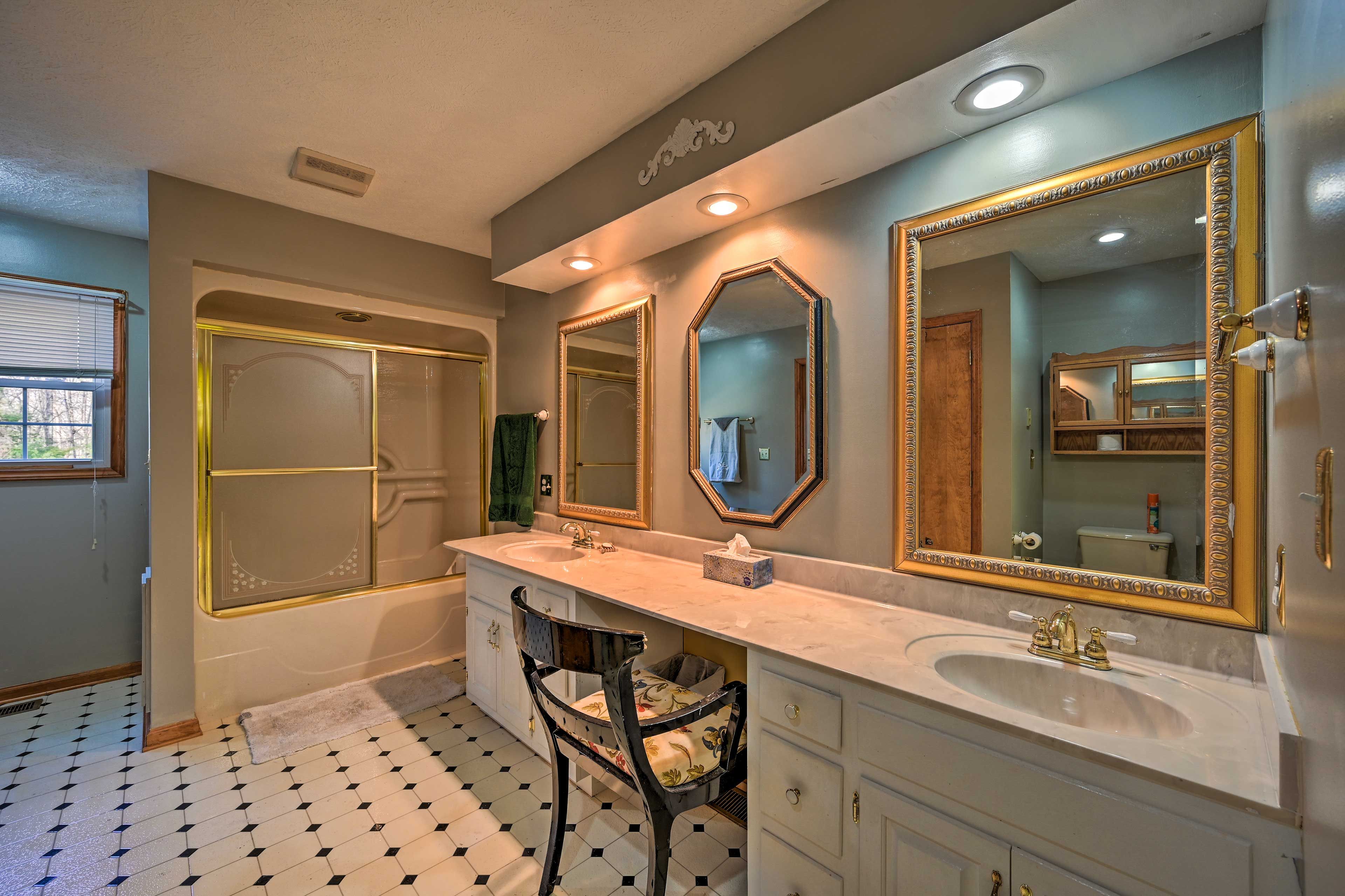 Full Bathroom | 1st Floor | Towels Provided | Walk-In Closet