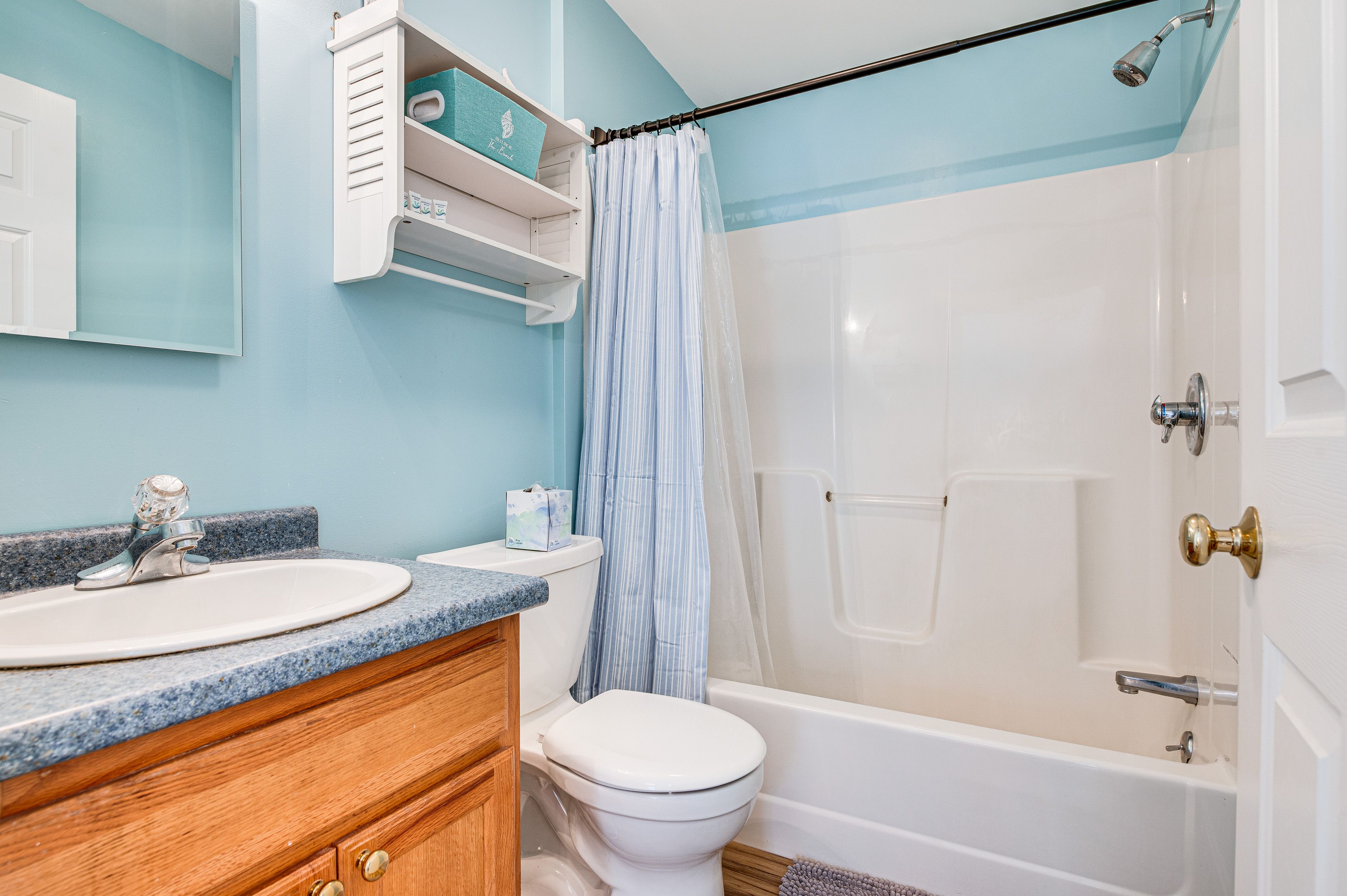 Full Bathroom | Towels Provided | Complimentary Toiletries
