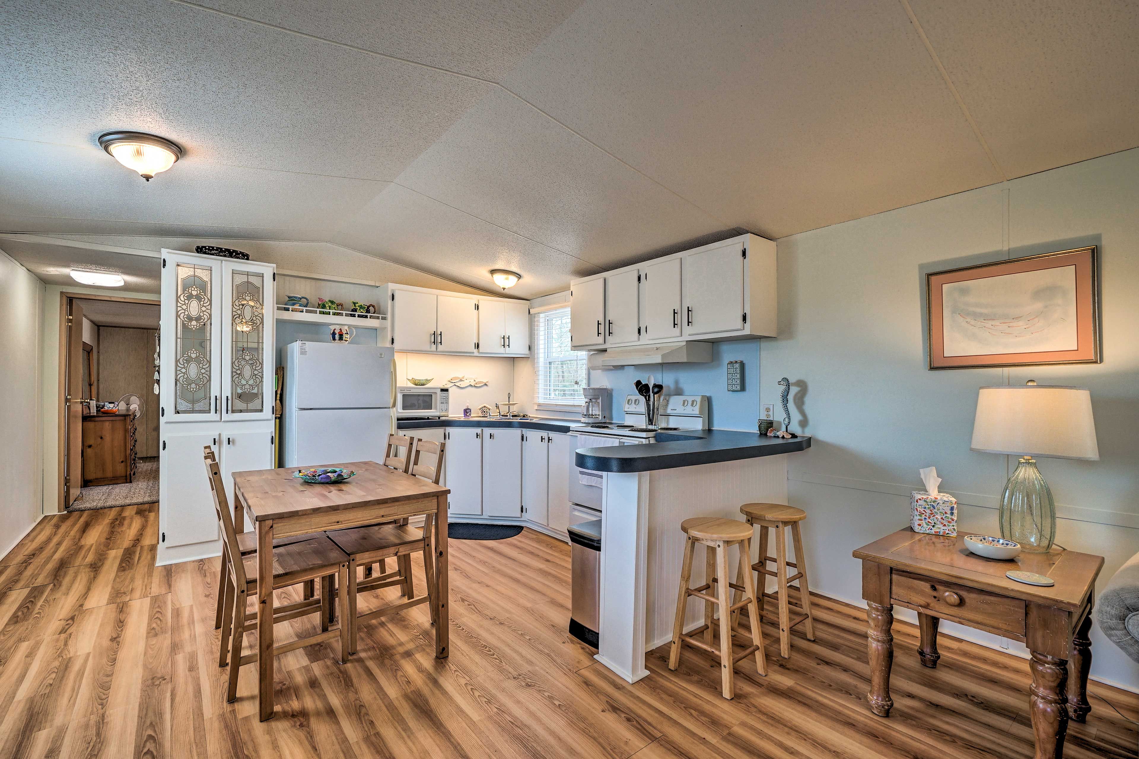 Dining Area | Dishware & Flatware Provided