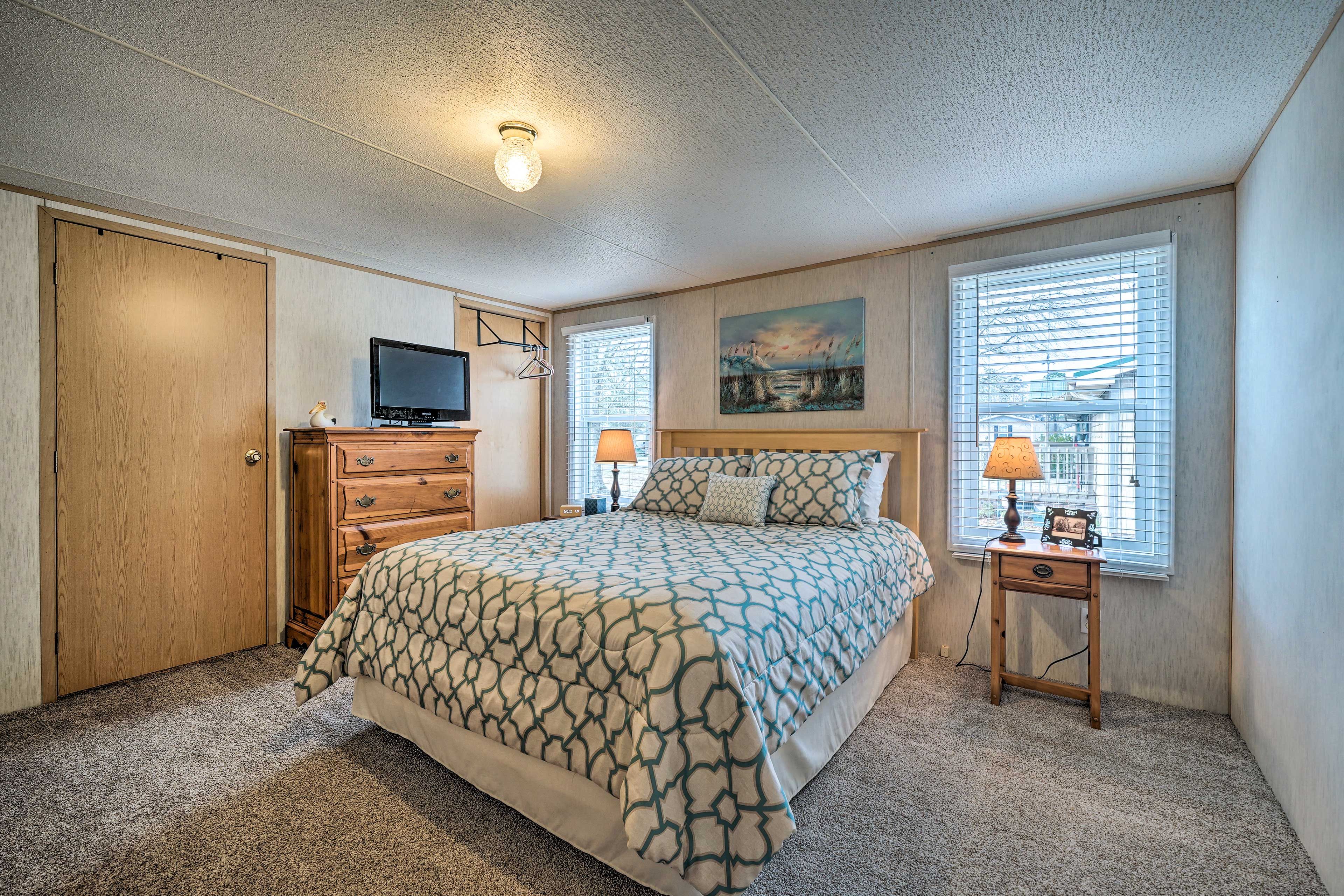 Bedroom 1 | Queen Bed