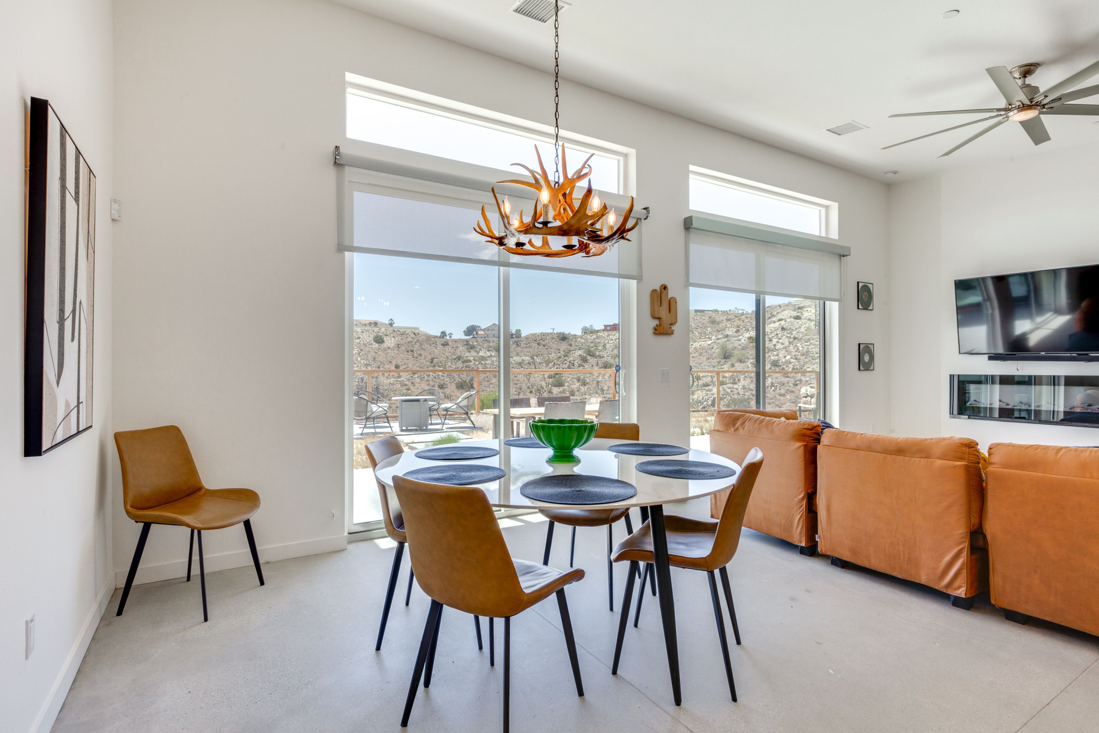 Dining Area | Dishware/Flatware Provided