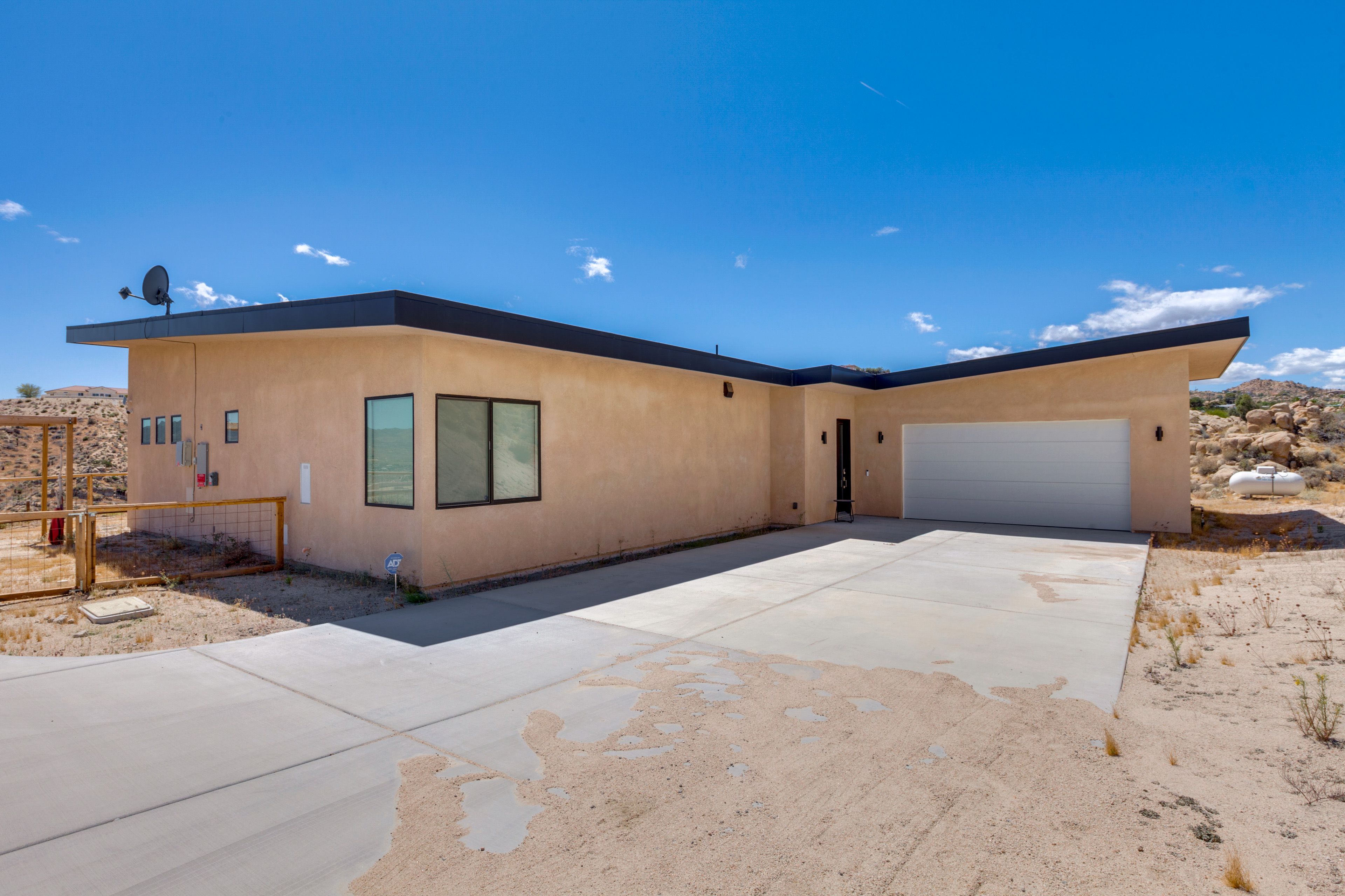 Parking | Garage (2 Vehicles) | Driveway (2 Vehicles)