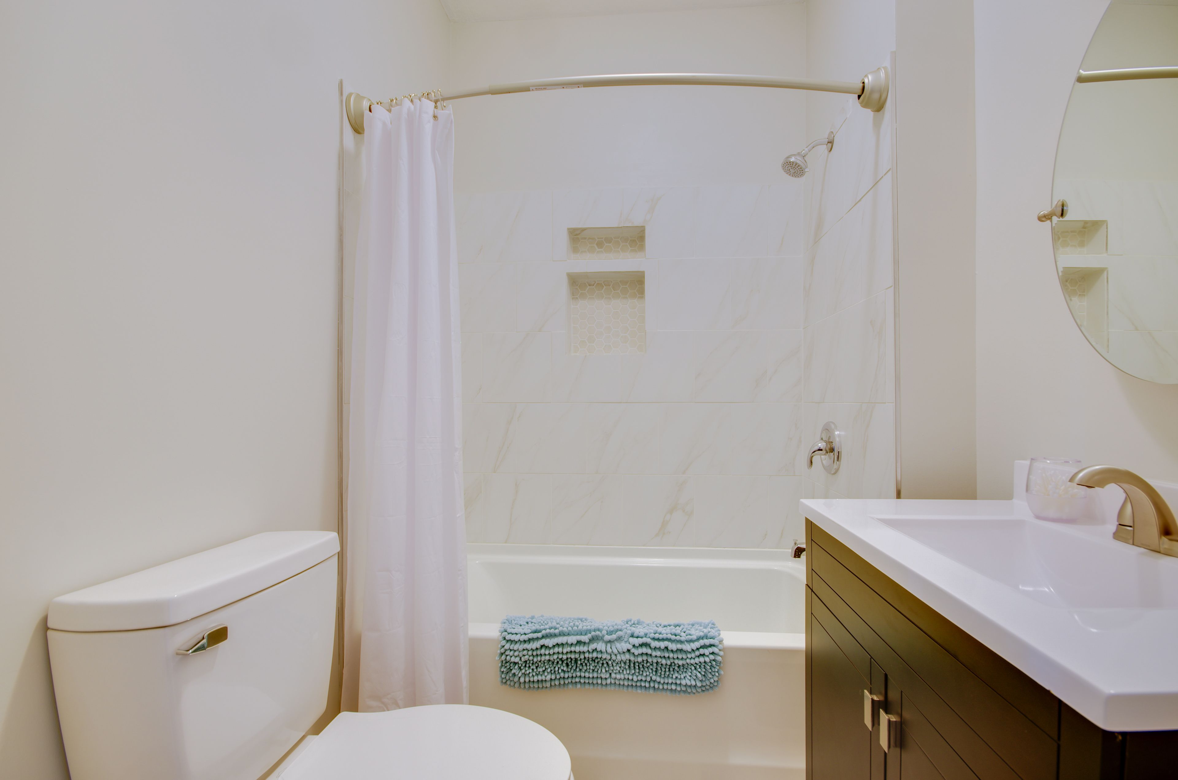 Full Bathroom | Towels Provided | 1st Floor