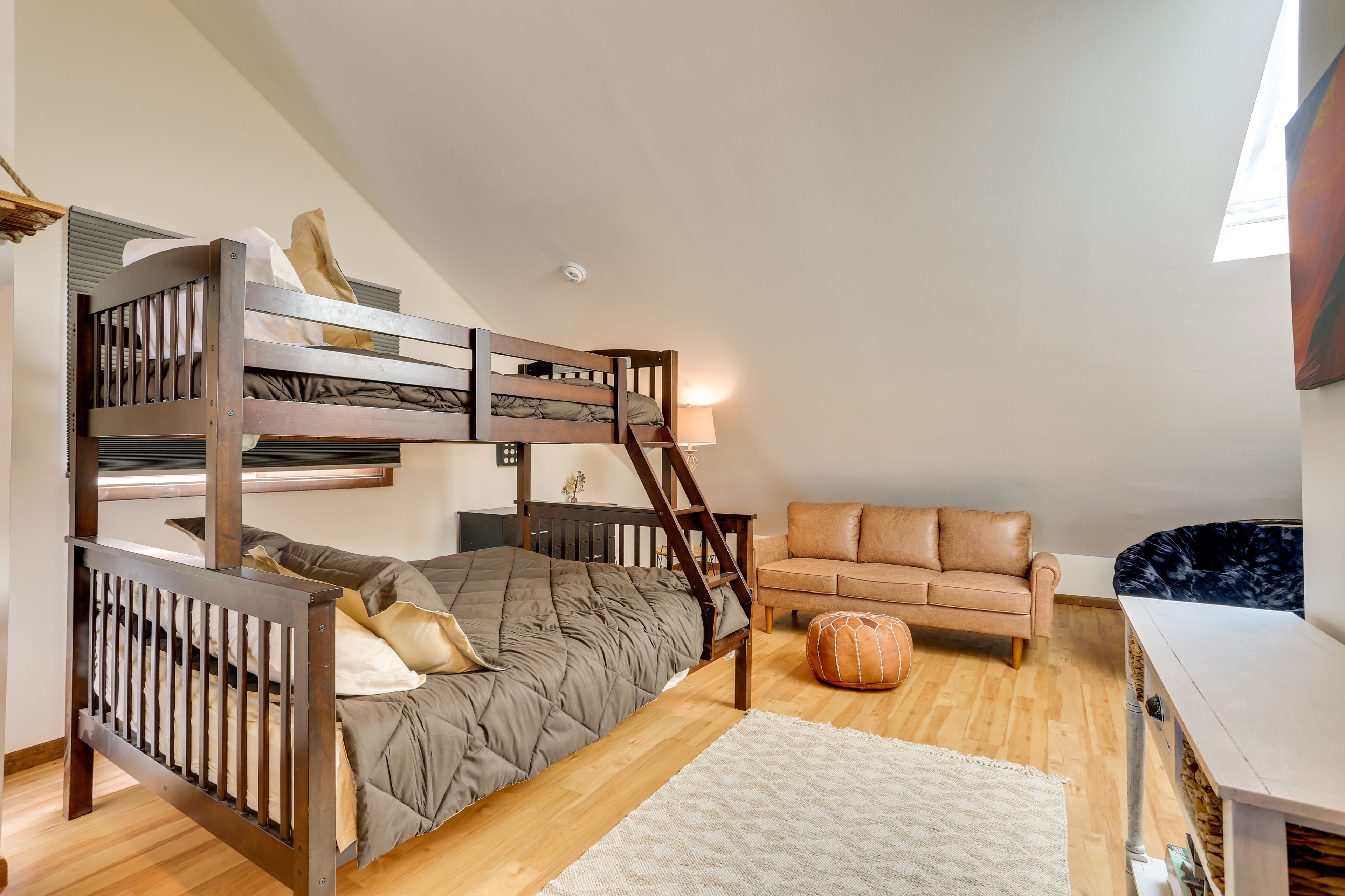 Loft | Twin/Queen Bunk Bed | Smart TV | Home Office Area
