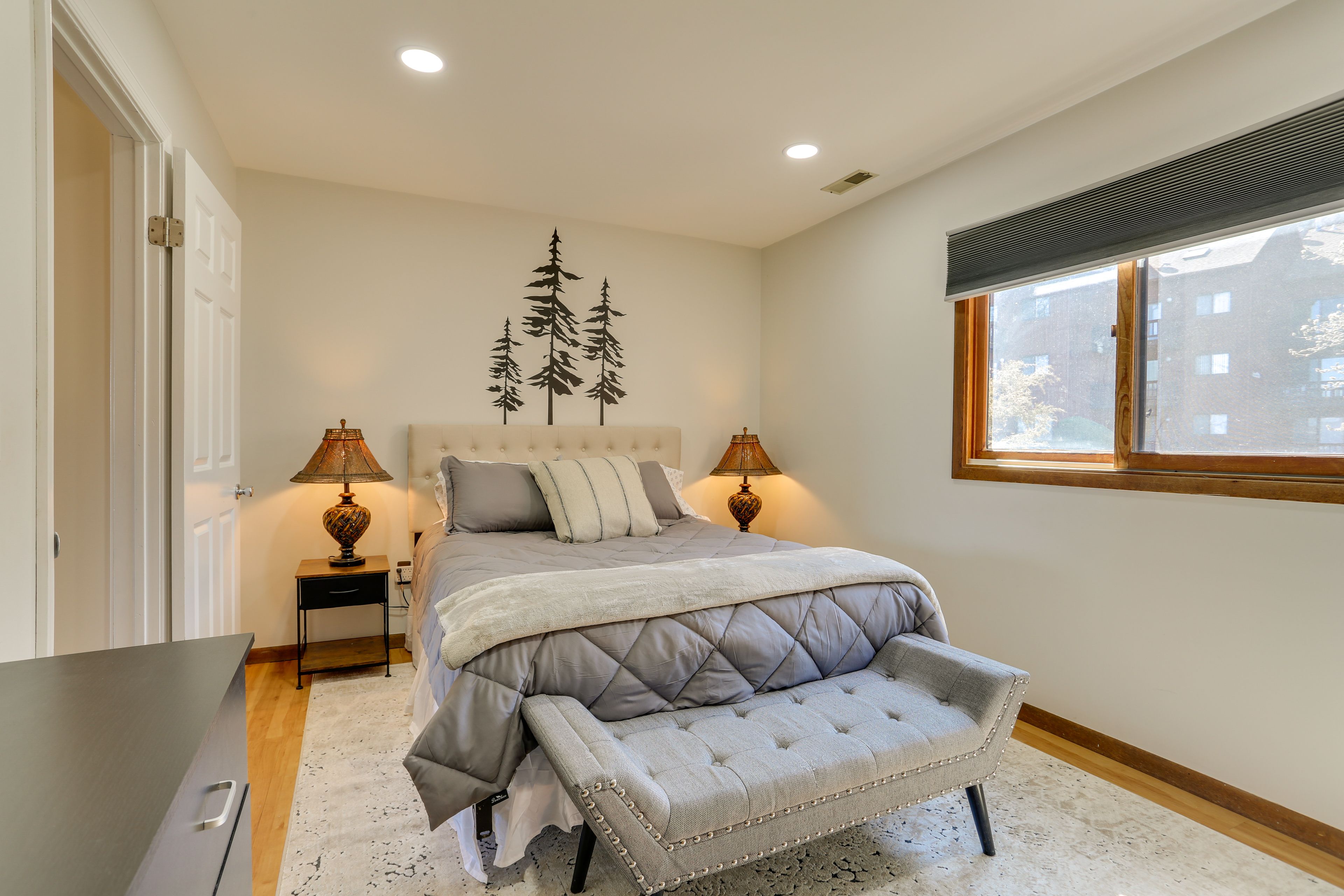 Bedroom | Queen Bed | Smart TV | Linens Provided