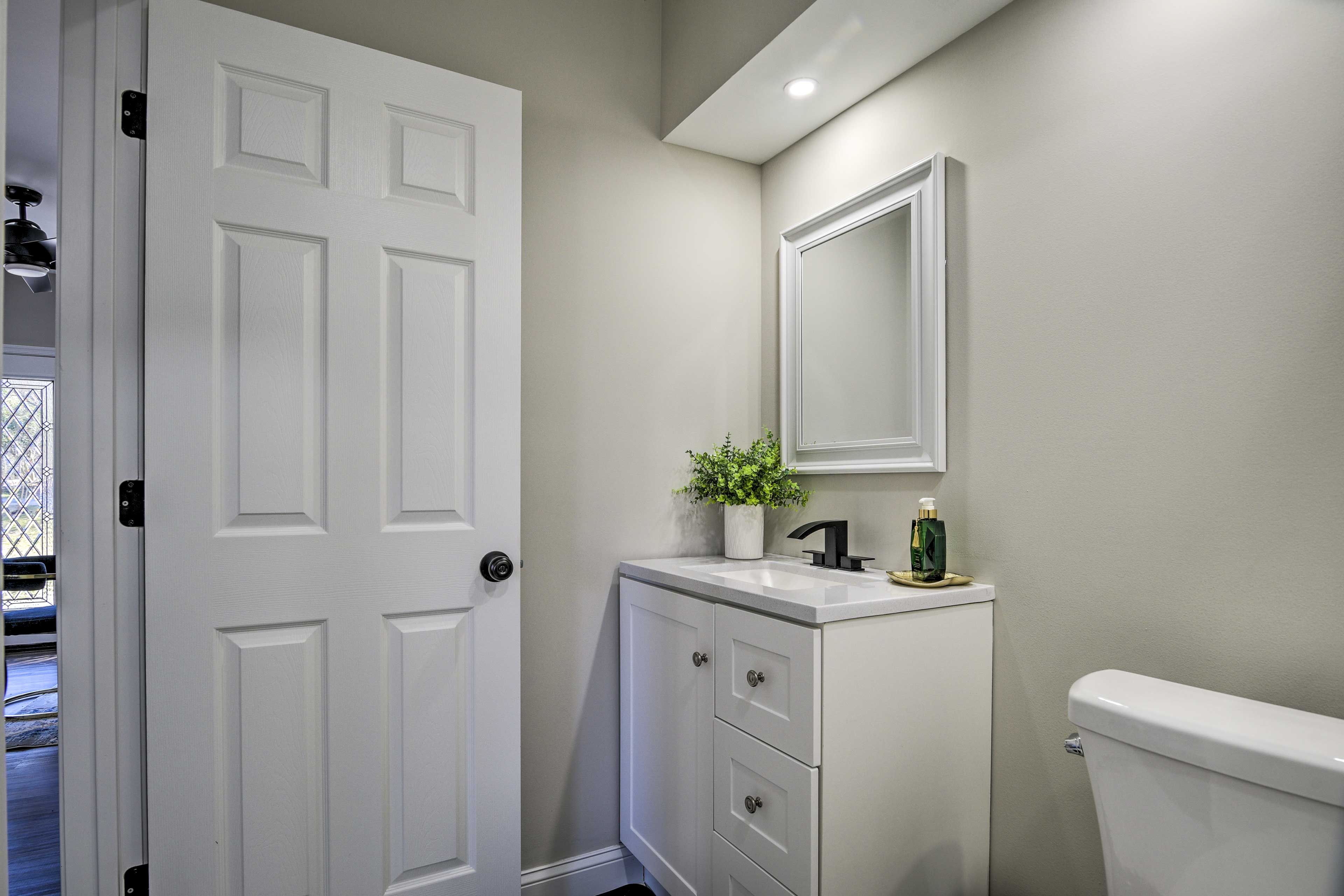 Full Bathroom | Complimentary Toiletries | Hair Dryer | Roll-In Shower