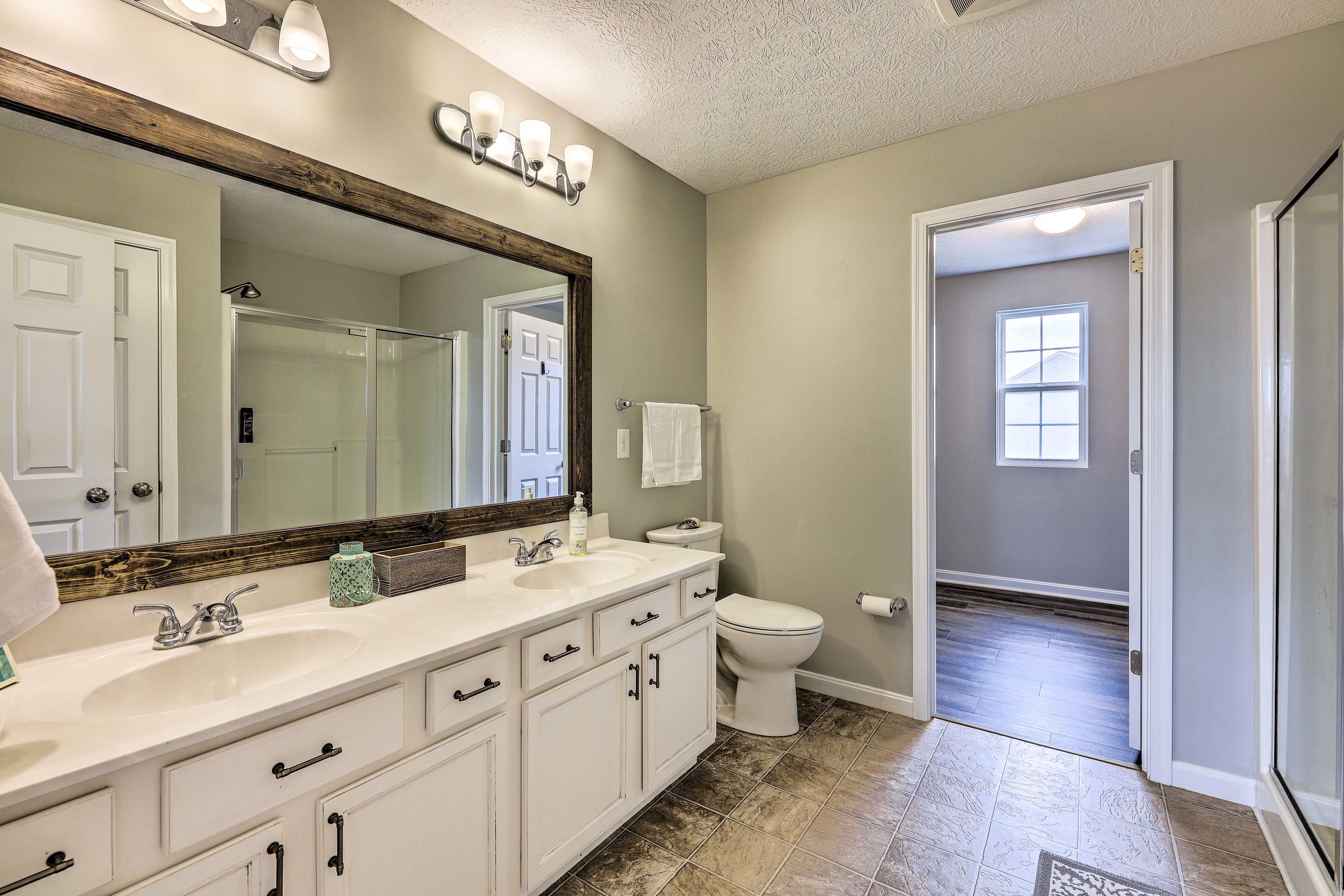 En-Suite Bathroom | Towels Provided | Complimentary Toiletries