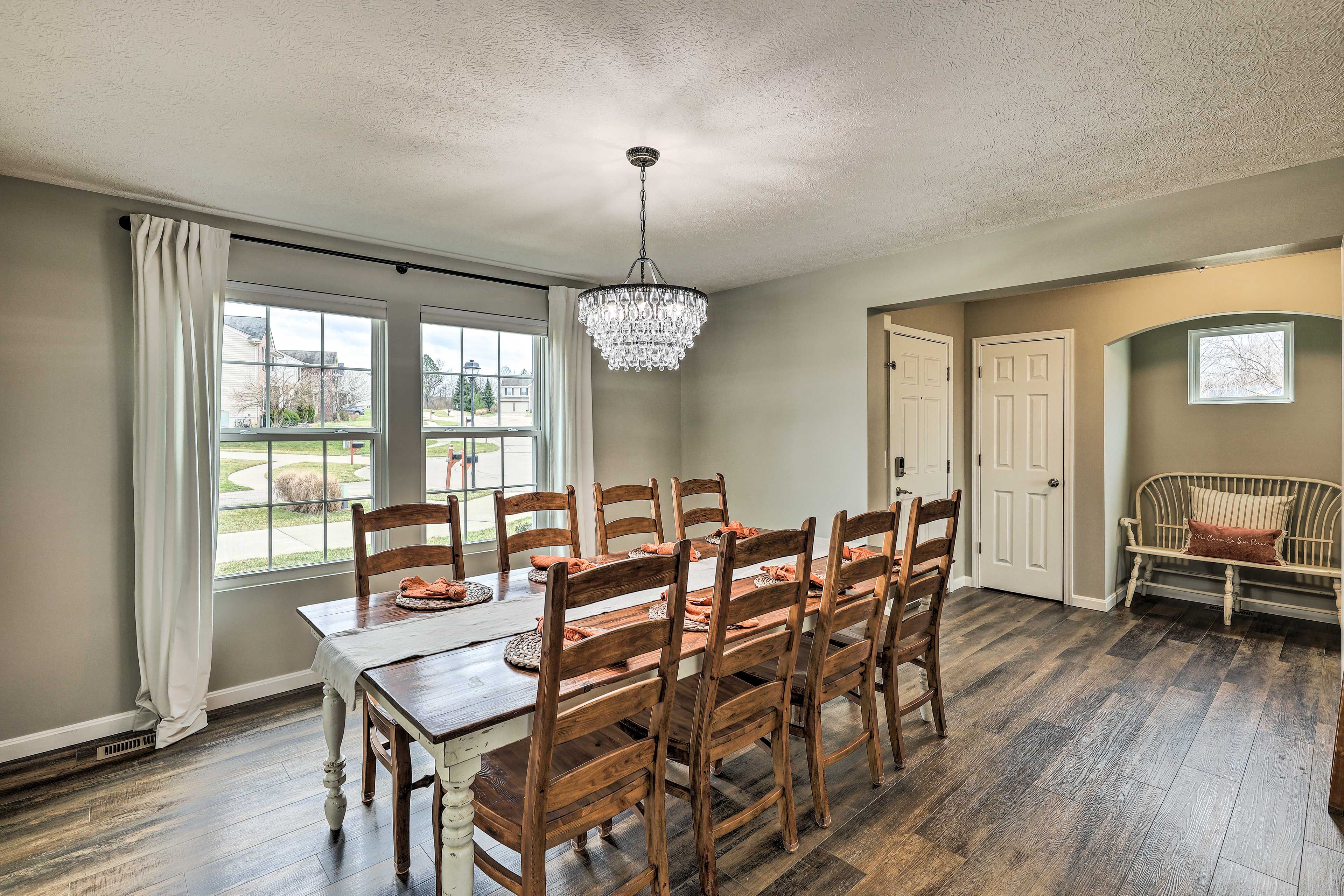 Dining Area | Dishware & Flatware Provided
