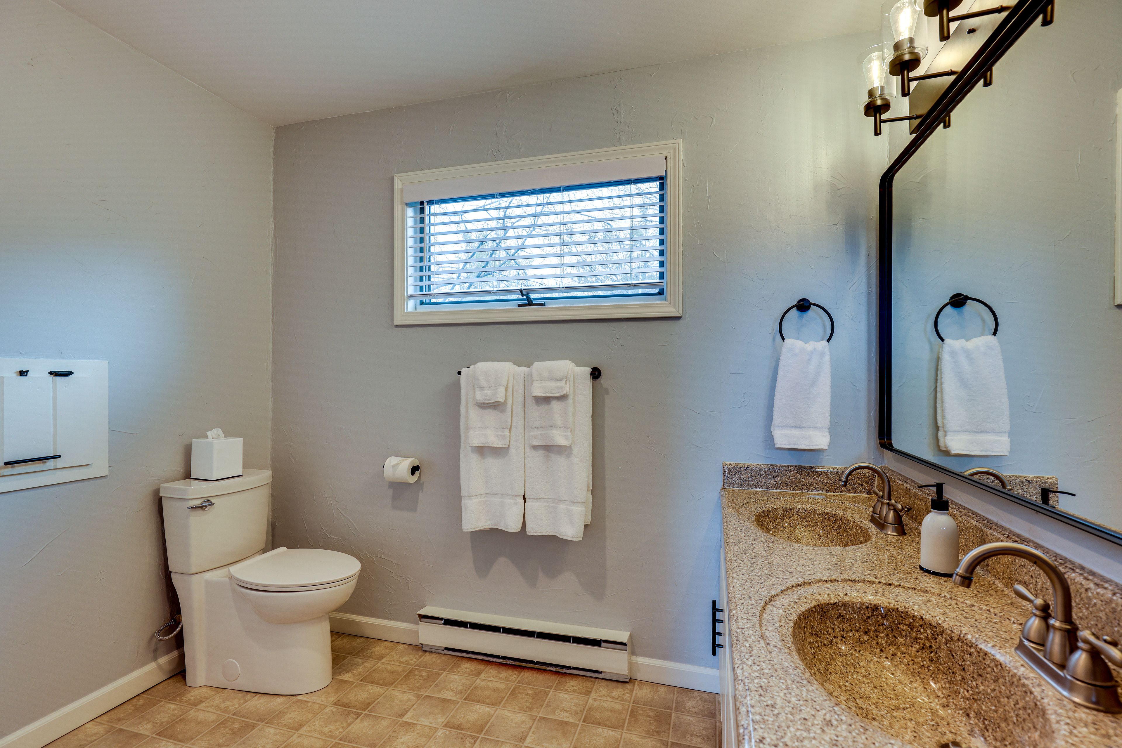 Full Bathroom | Towels Provided