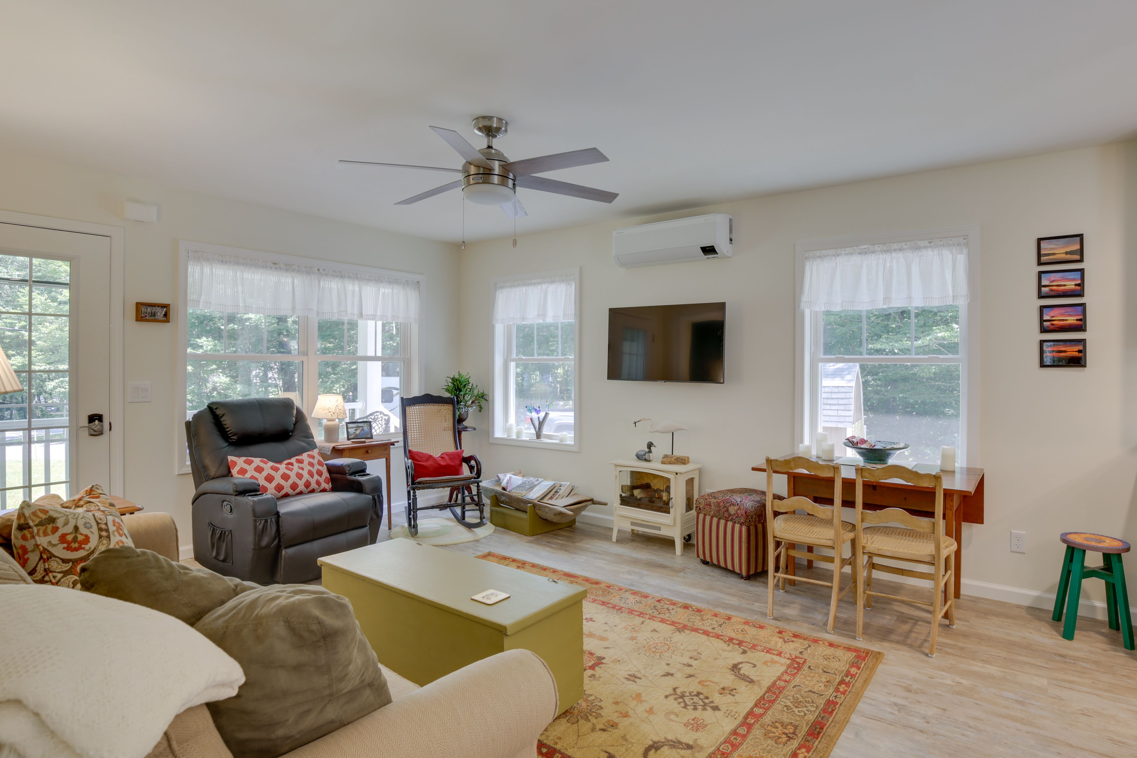Living Room | Free WiFi | Central A/C & Heat | Smart TV