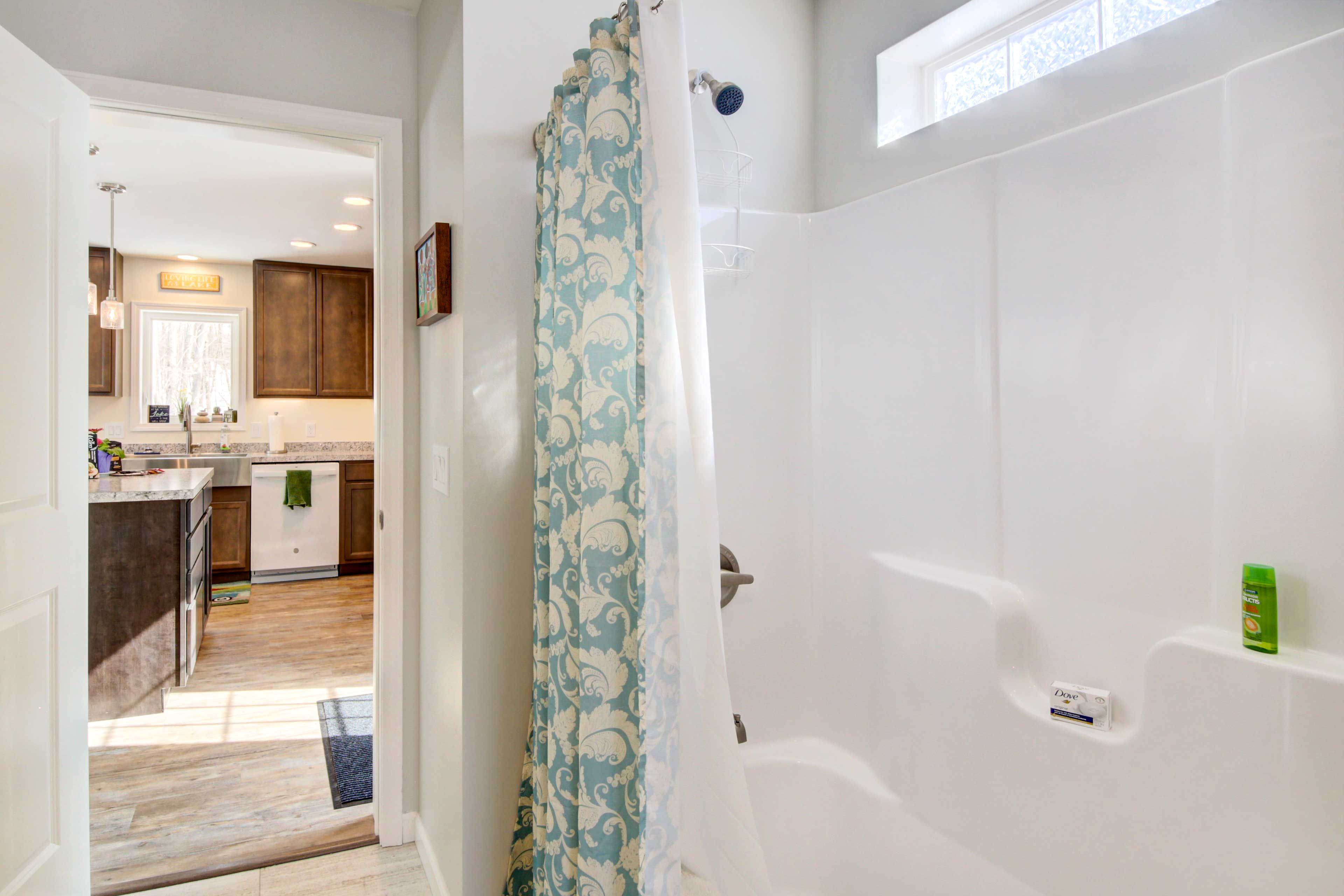 Full Bathroom | Towels Provided | Complimentary Toiletries | Washer & Dryer