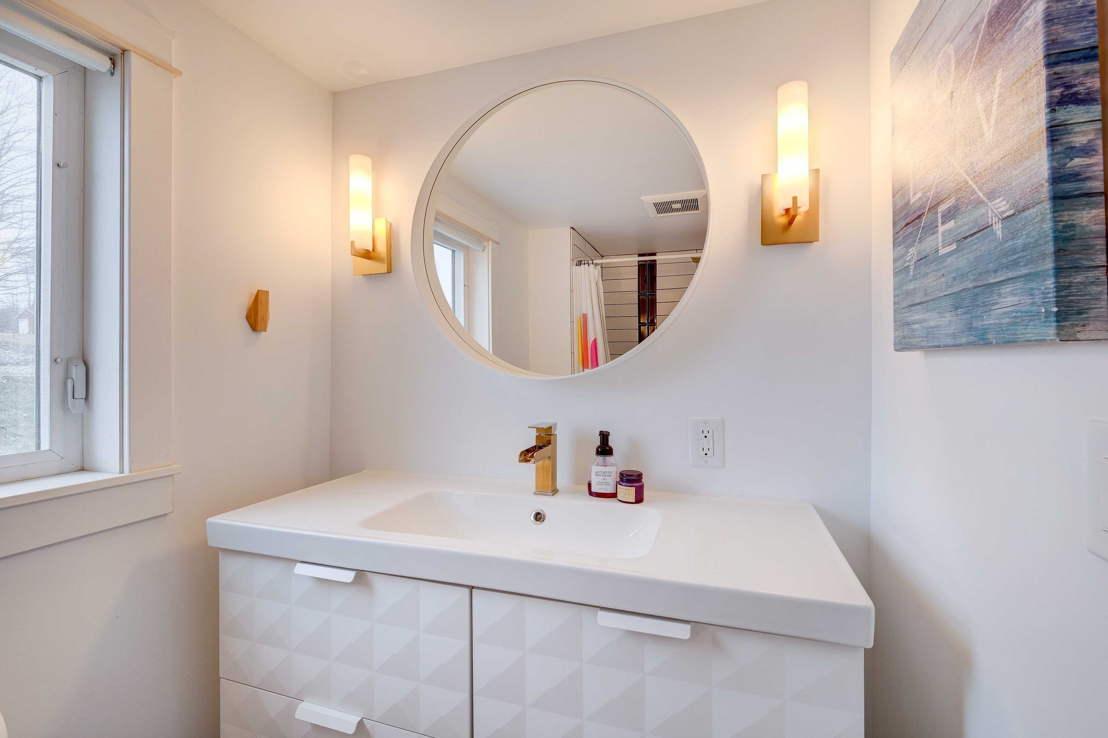 Full Bathroom | Towels Provided