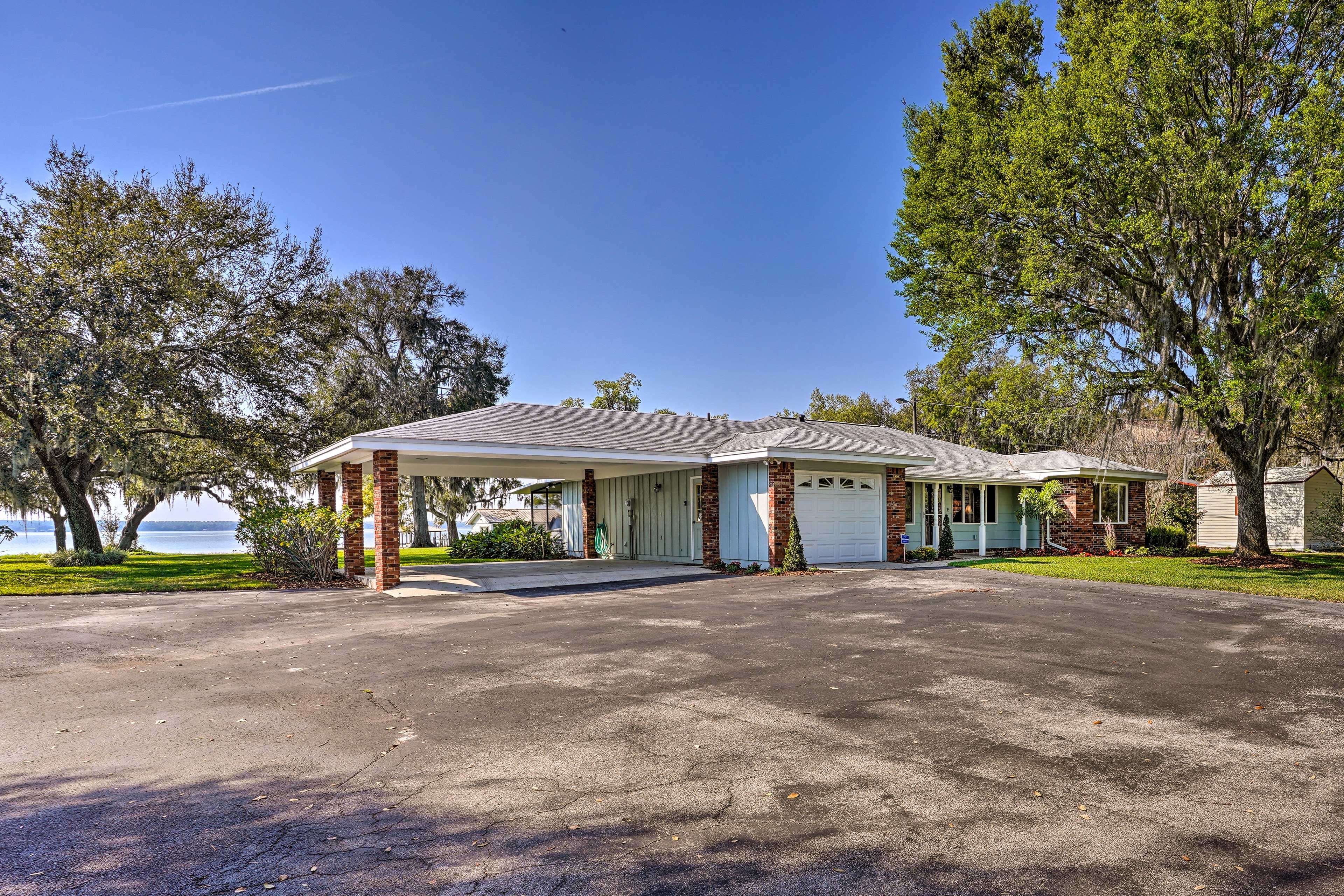 Parking | Driveway (4 Vehicles) | RV/Trailer Parking (25' Max)