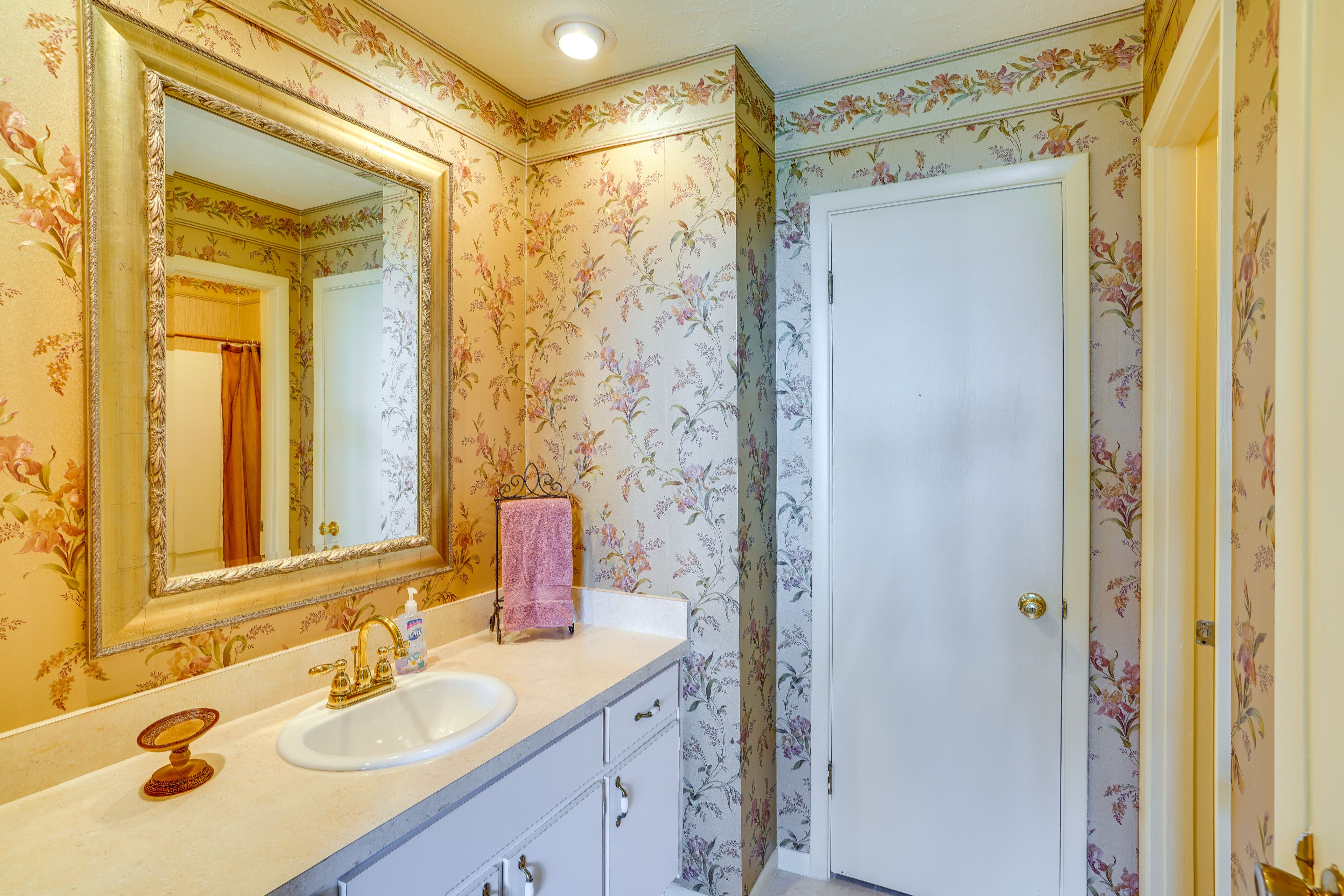 Full En-Suite Bathroom | Towels Provided