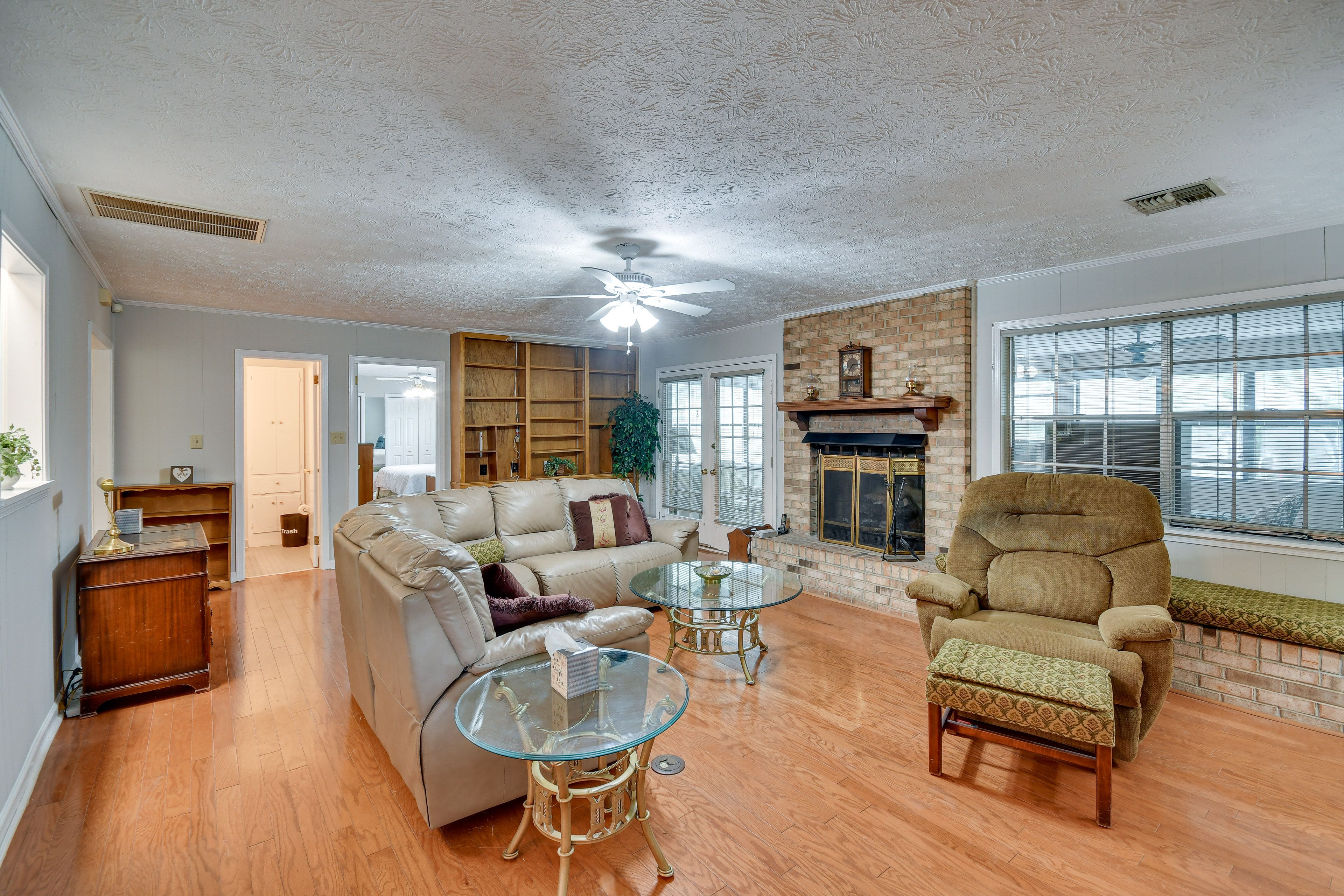 Living Room | Smart TV w/ Cable | Gas Fireplace
