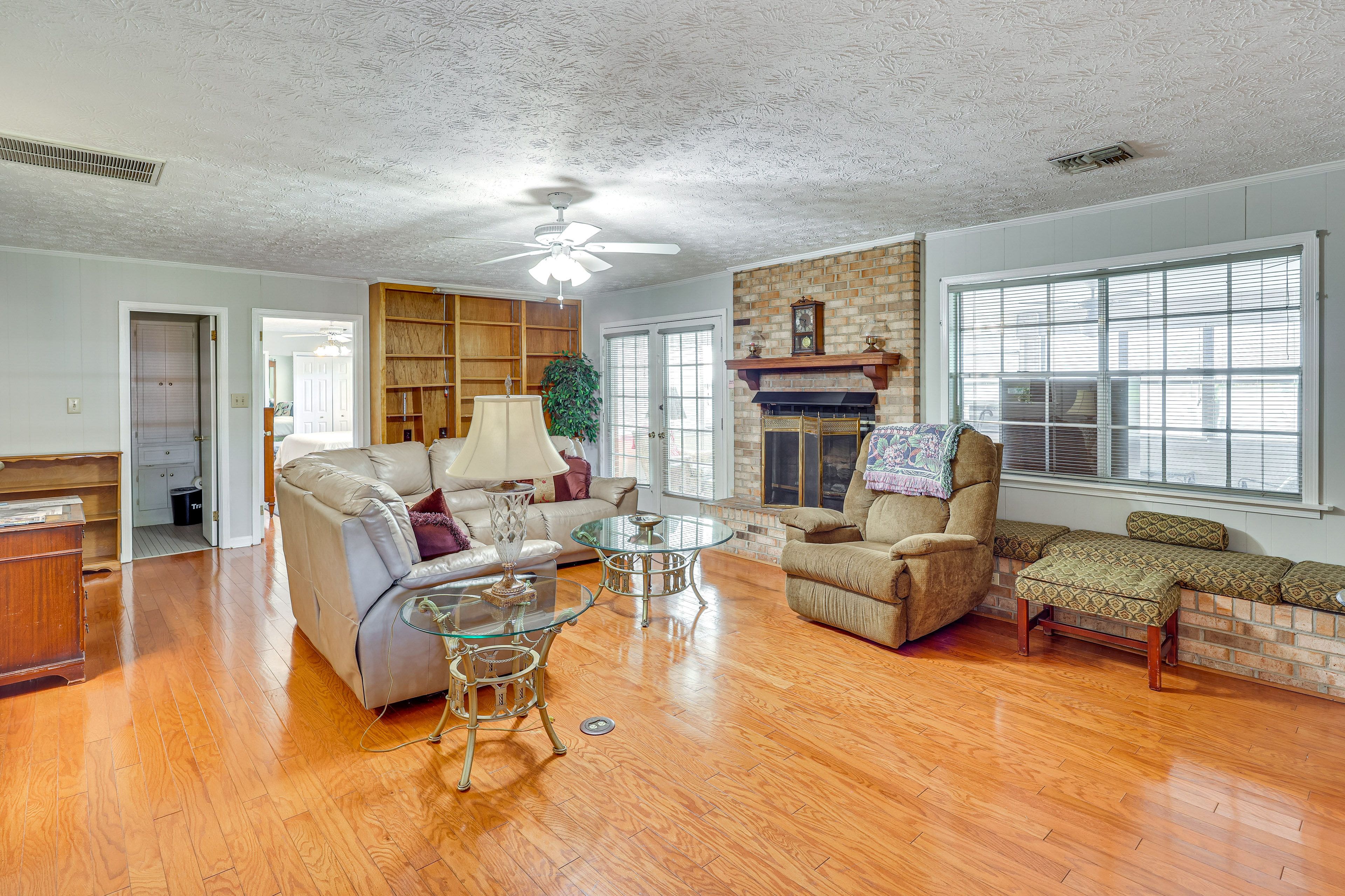Living Room | Smart TV w/ Cable | Gas Fireplace
