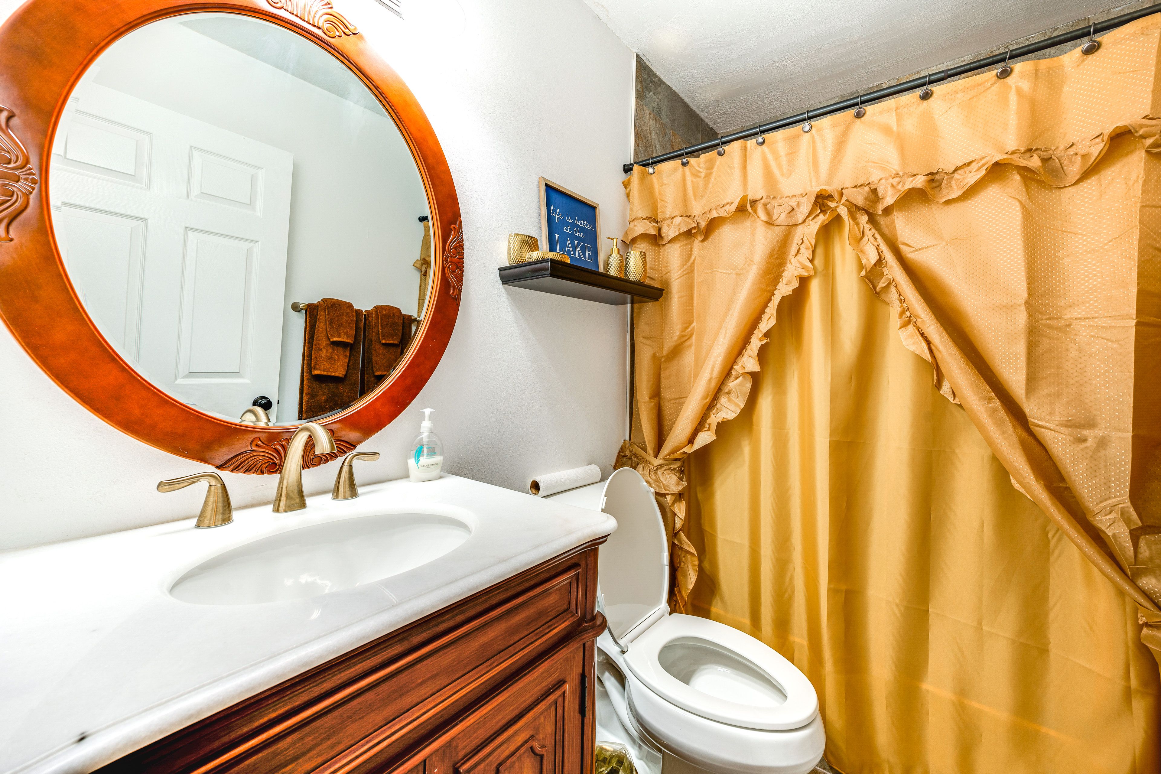 Full Bathroom | Towels Provided