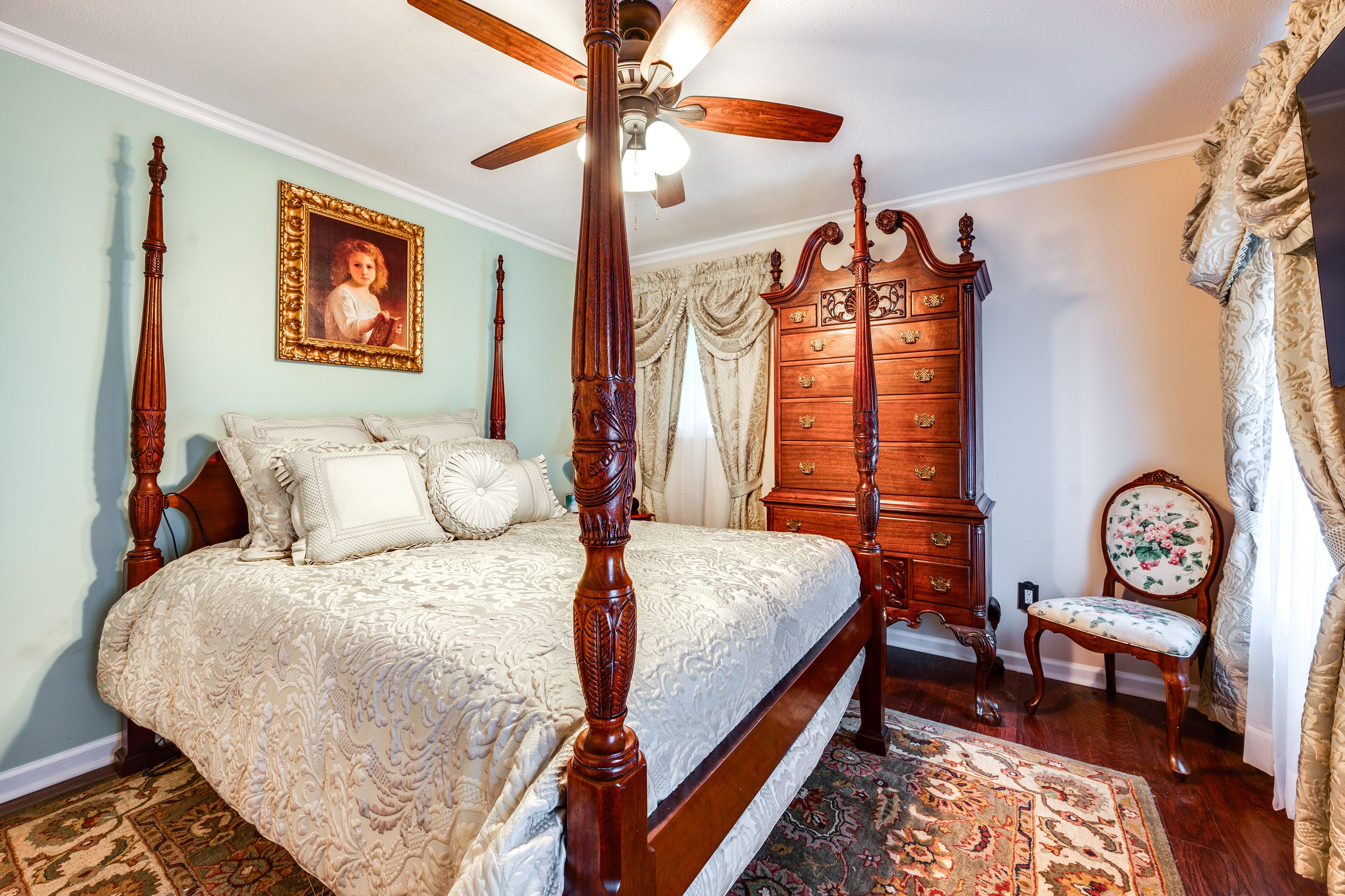 Bedroom 1 | Queen Bed | Smart TV