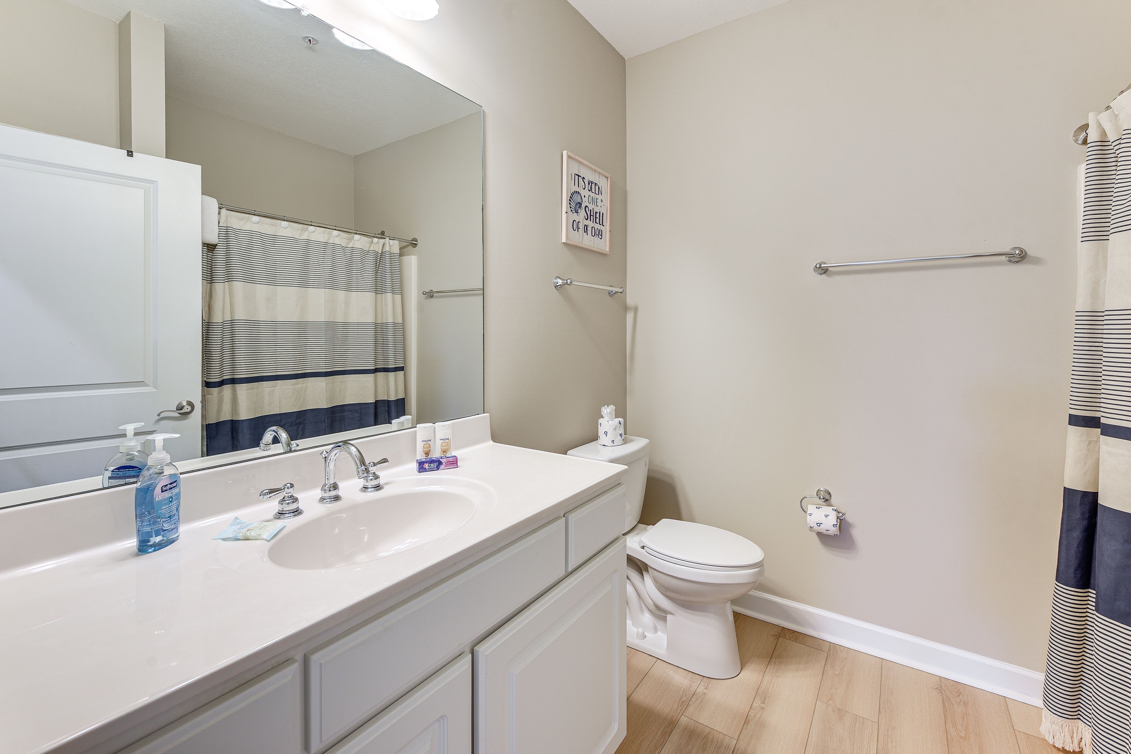 Full Bathroom | Towels Provided