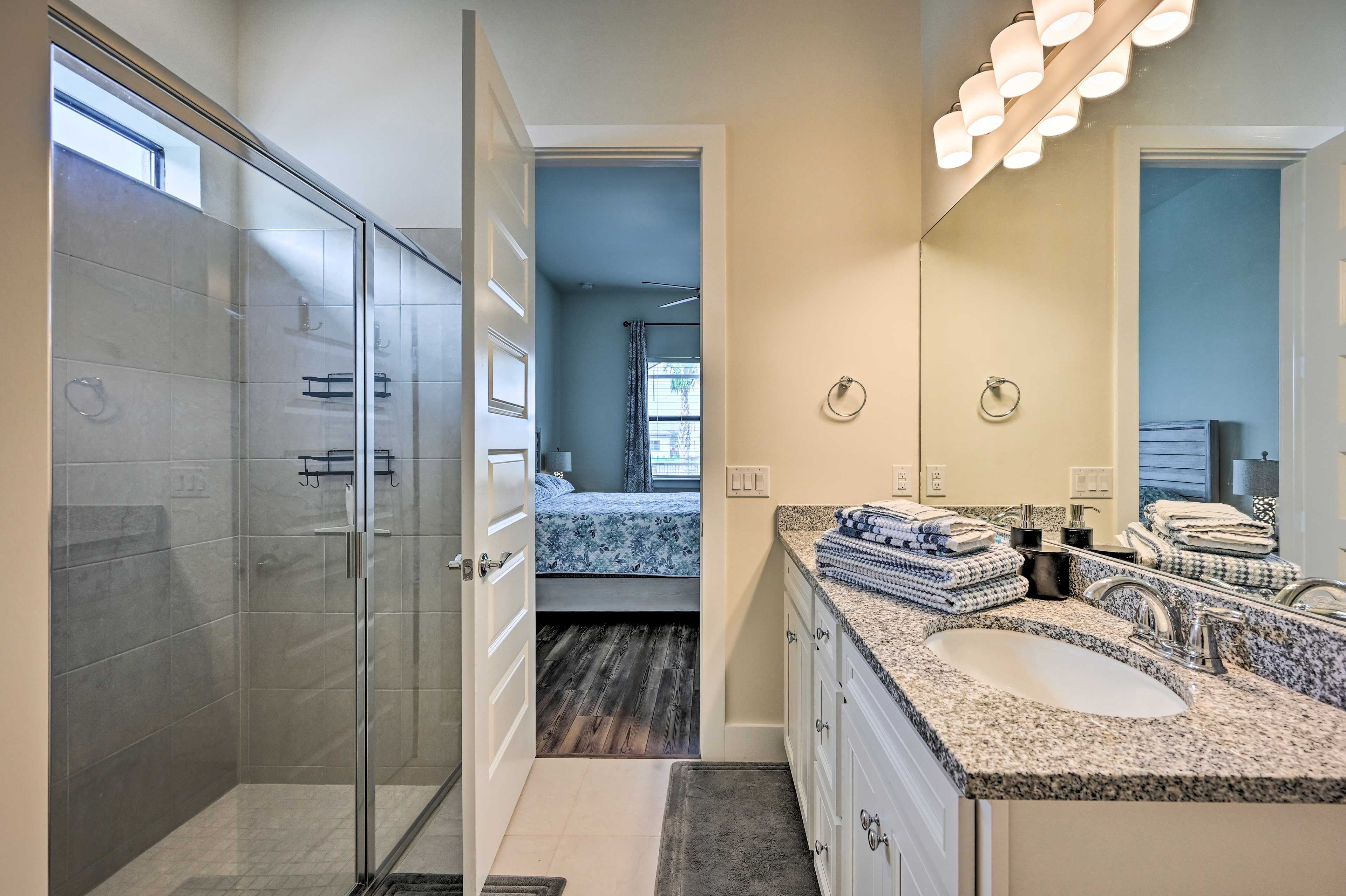 Full Bathroom | Towels Provided | Complimentary Toiletries
