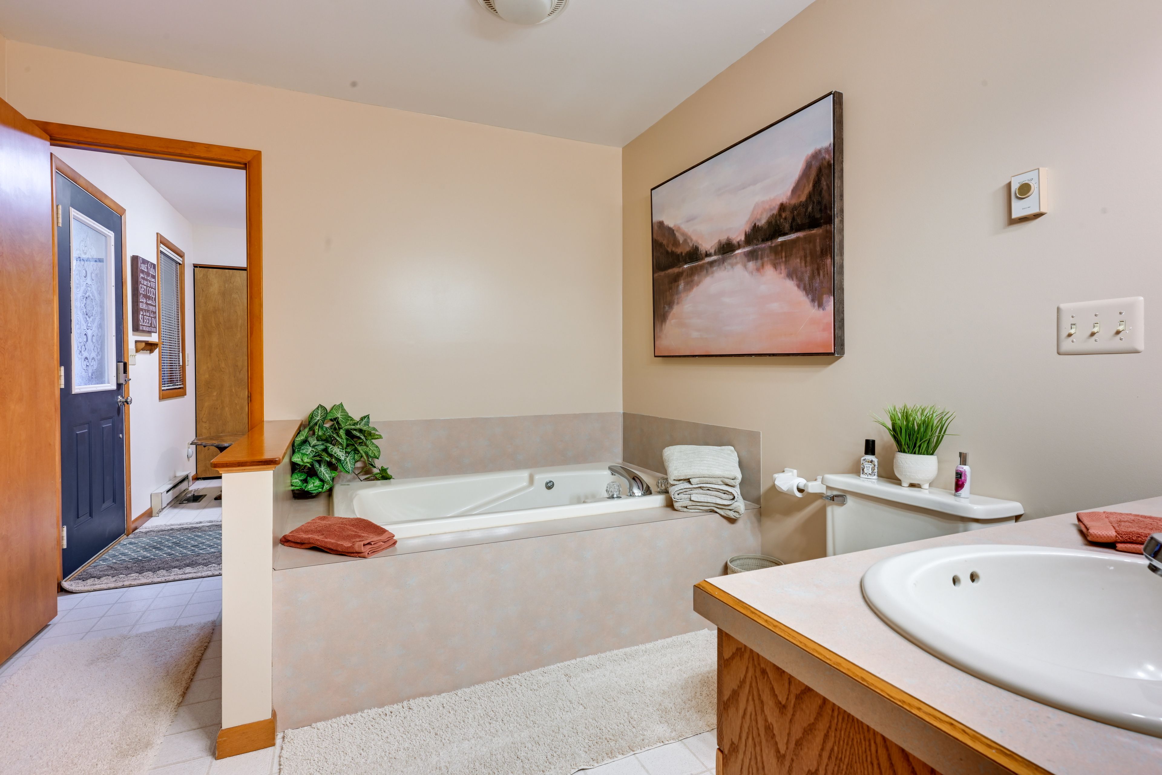 En-Suite Bathroom | Towels Provided | Jetted Tub