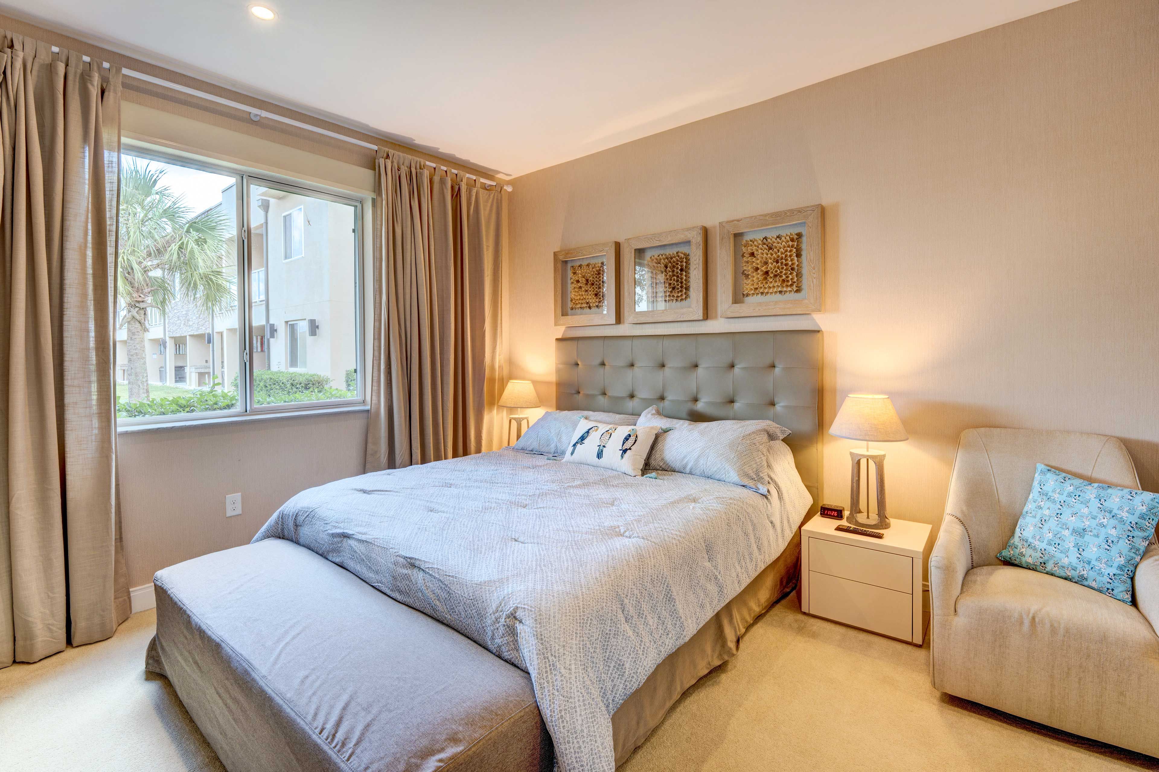 Bedroom 1 | King Bed | 1st Floor | En-Suite Bathroom | Walk-In Closet