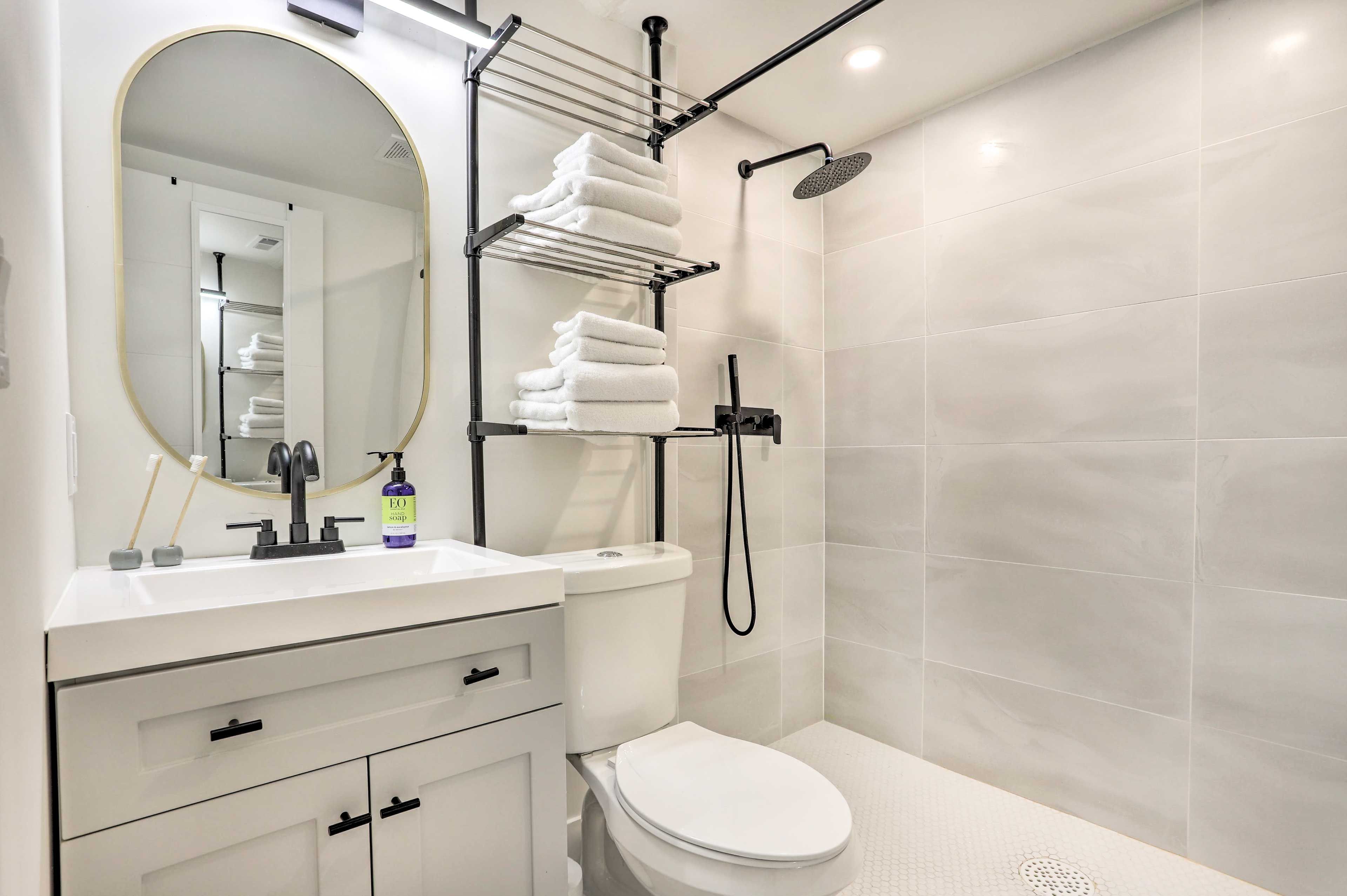Full Bathroom | Complimentary Toiletries