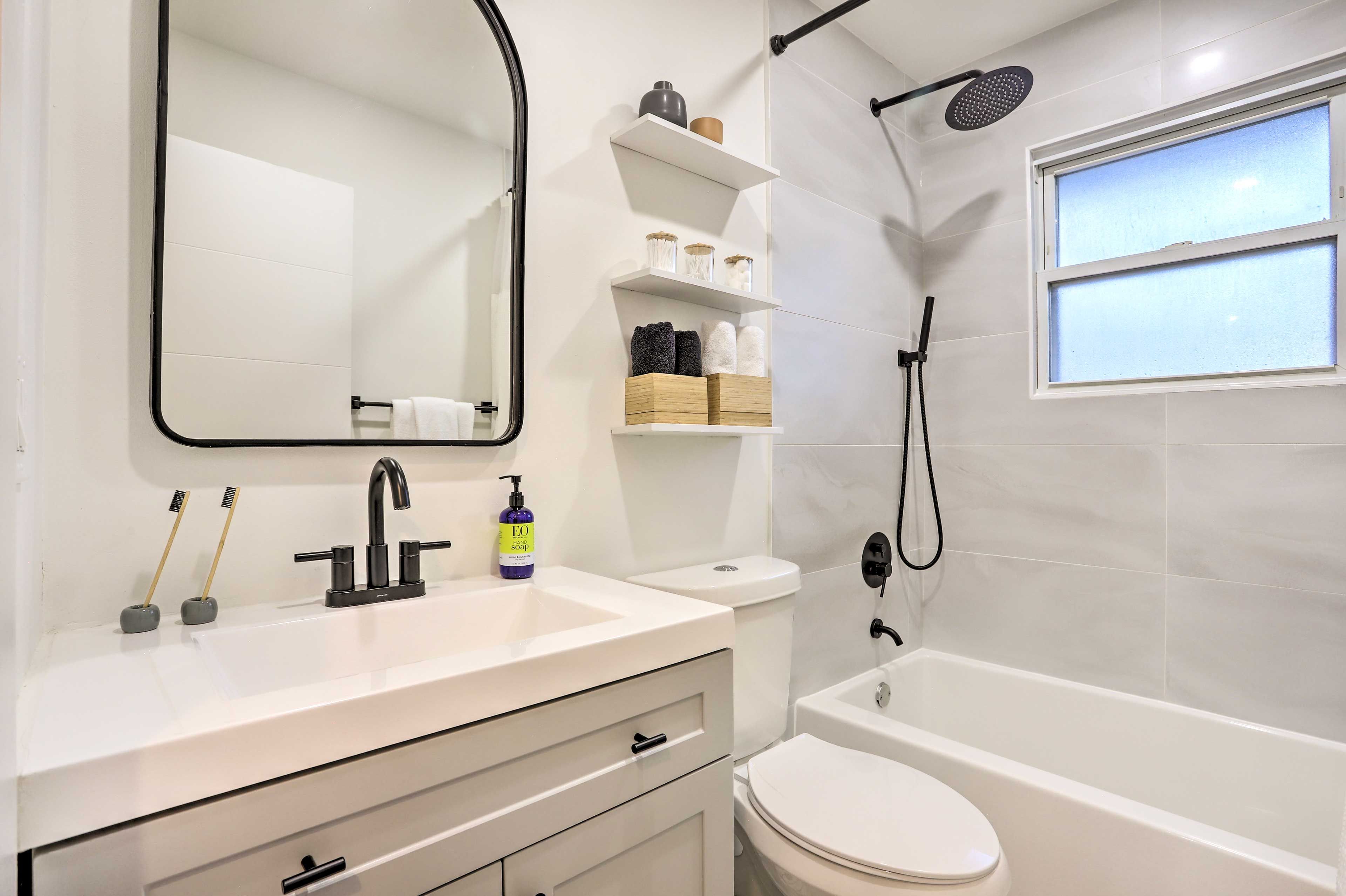Full Bathroom | Towels Provided
