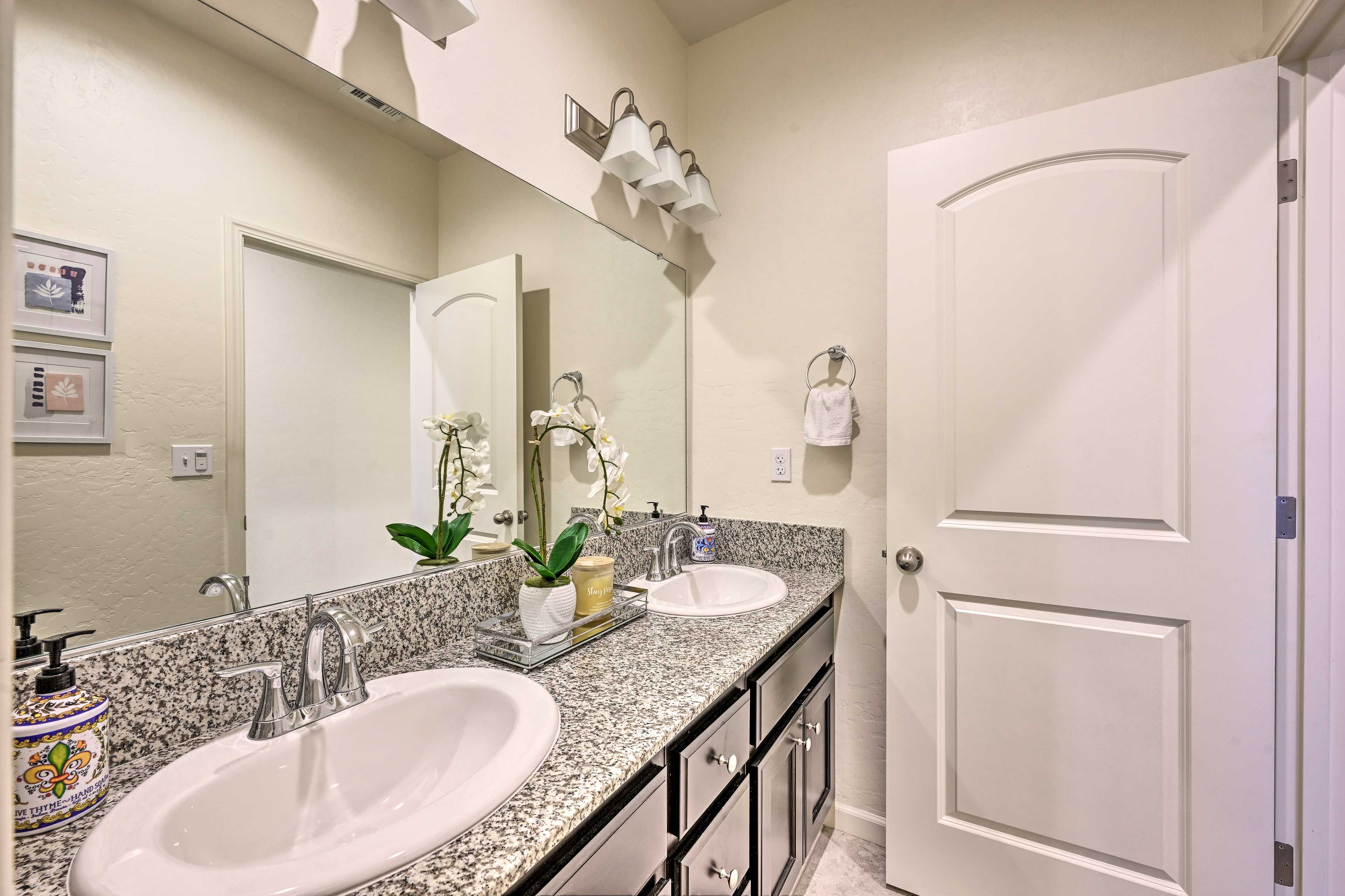 Full Bathroom | Towels Provided