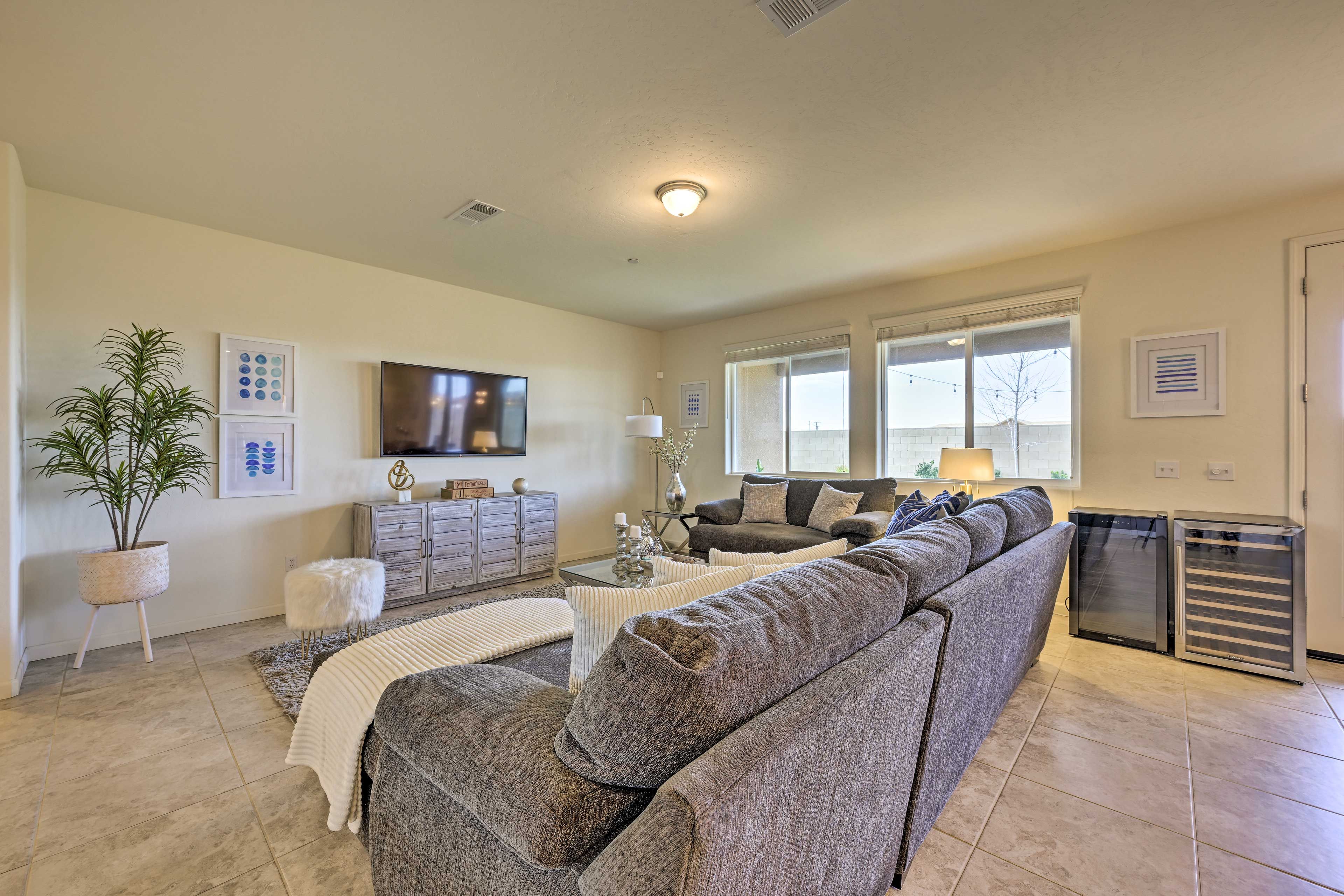 Living Room | Flat-Screen TV w/ Streaming